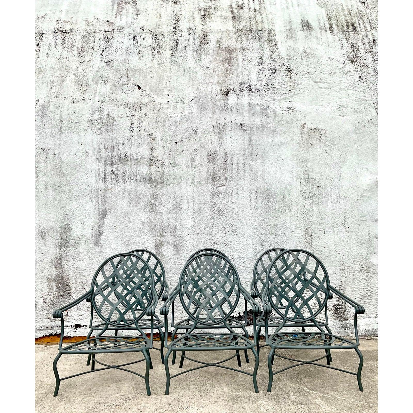 Clin d'œil sophistiqué au glamour intemporel de la terrasse, cet ensemble de six chaises longues en treillis de style Regency vintage - modelé d'après la ligne Brown Jordan 