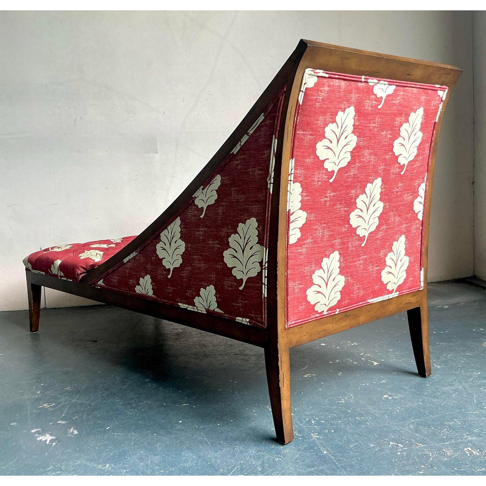 Laissez-vous séduire par le confort opulent et le style dramatique de cette chaise longue Vintage Regency Tufted, une pièce conçue pour évoquer le faste d'une époque révolue. Cette superbe chaise est dotée d'un luxueux capitonnage sur toute sa