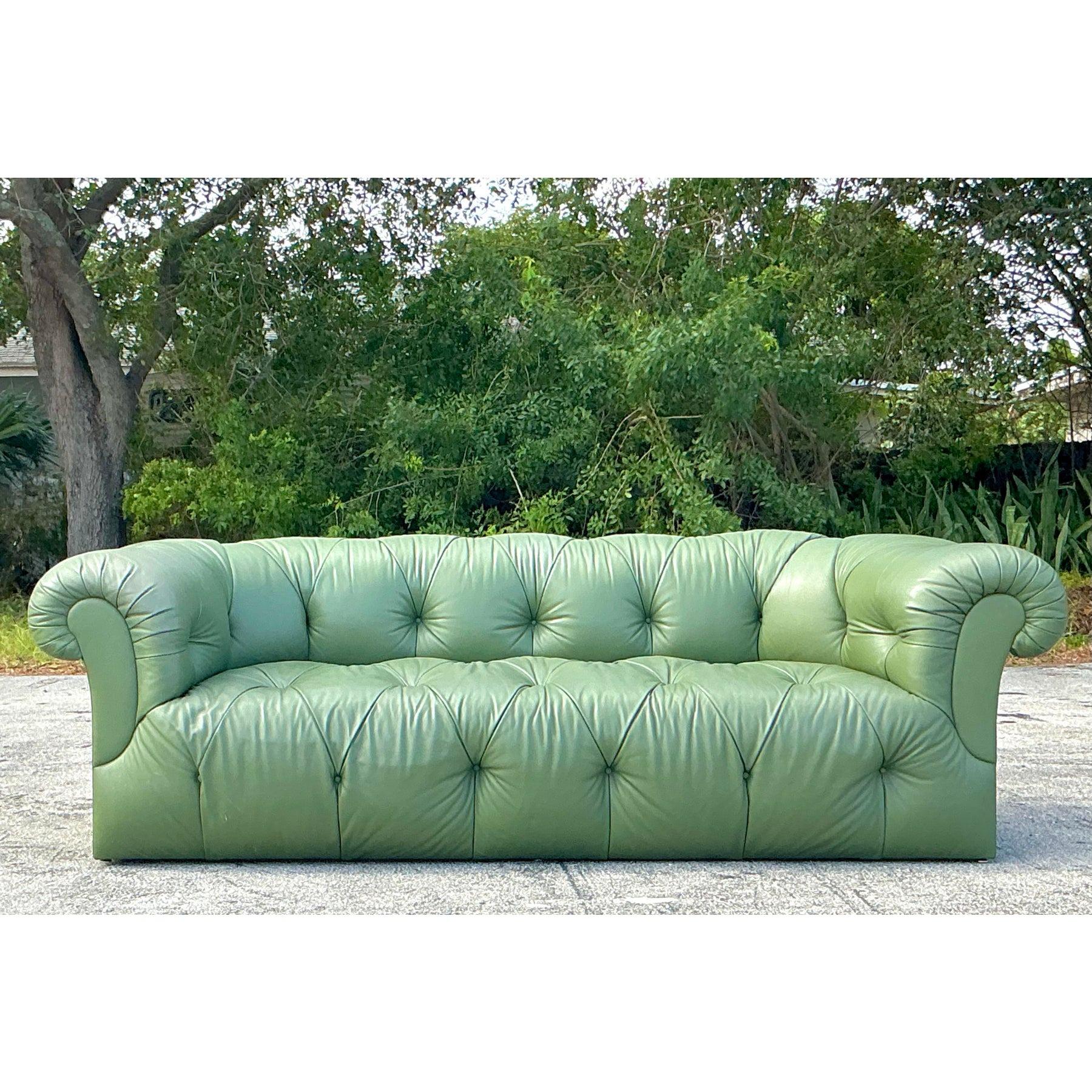 Vintage Regency getuftetes Chesterfield-Leder-Sofa im Regency-Stil (amerikanisch) im Angebot