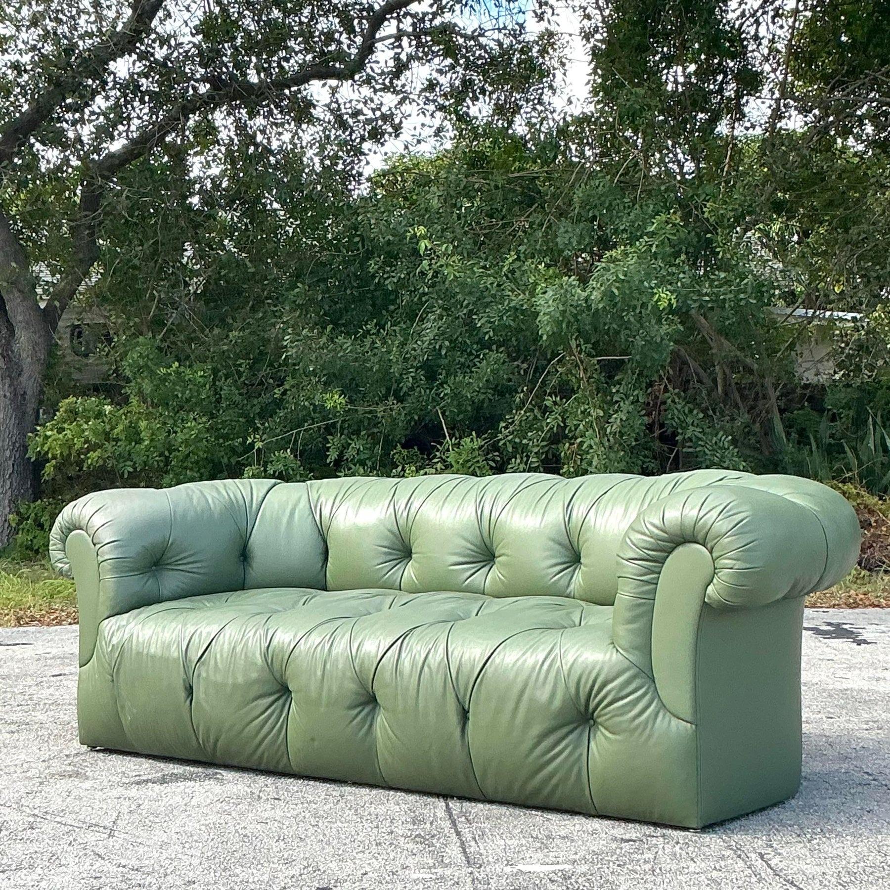 Vintage Regency getuftetes Chesterfield-Leder-Sofa im Regency-Stil im Angebot 1