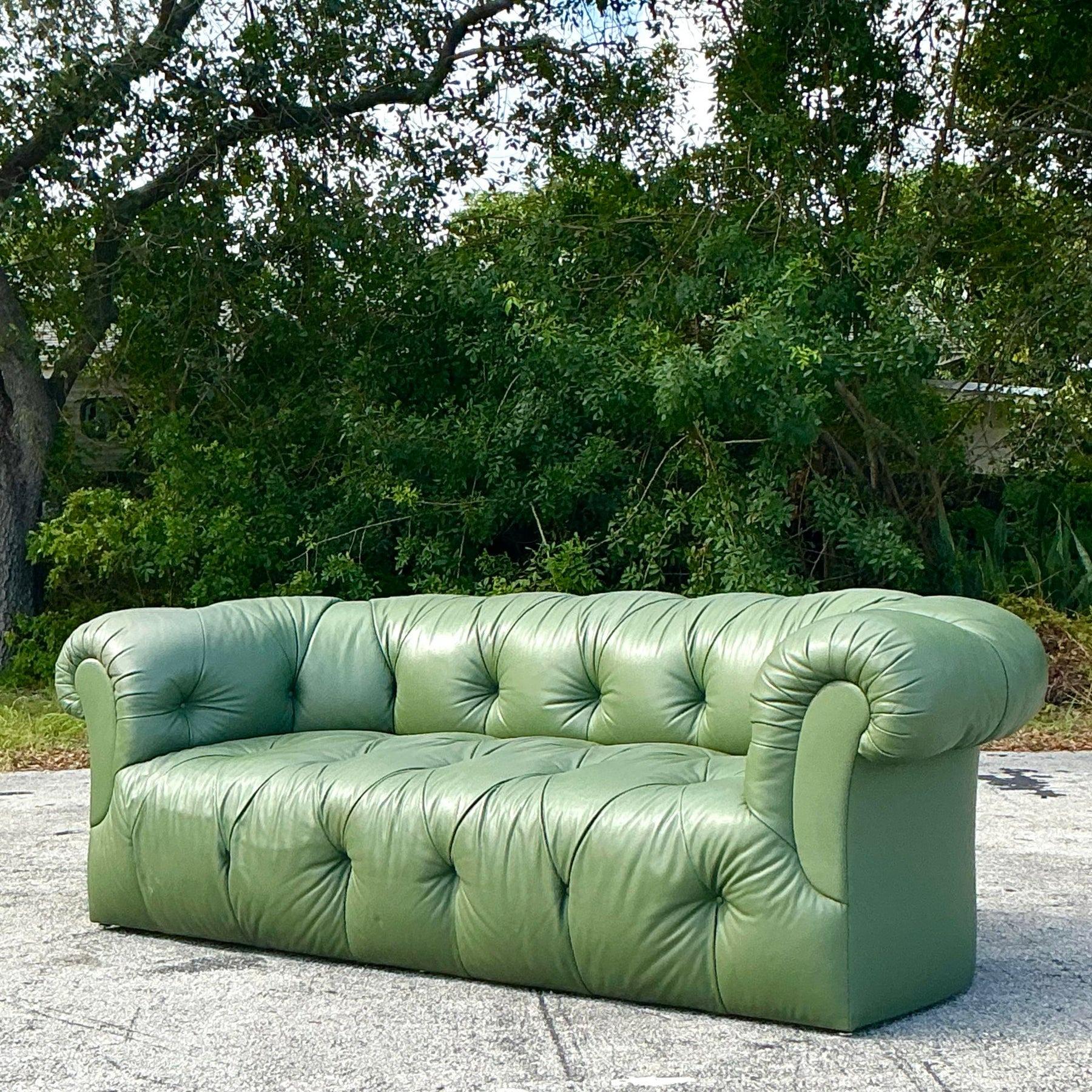 Vintage Regency getuftetes Chesterfield-Leder-Sofa im Regency-Stil im Angebot 2