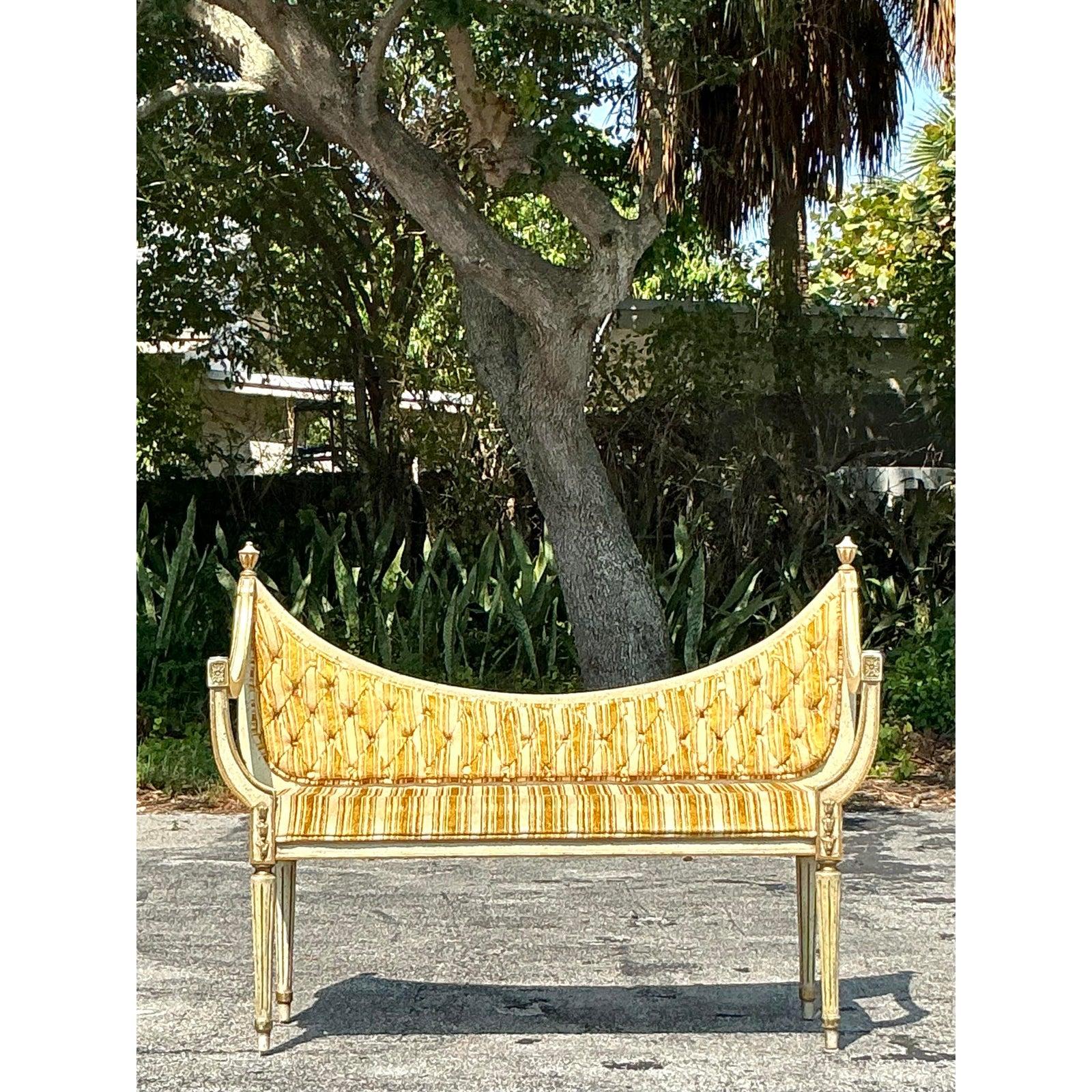 Élevez votre intérieur avec ce captivant canapé touffeté vintage Regency, une trouvaille rare qui fusionne l'élégance classique avec un caractère accrocheur. La pièce présente un cadre en bois magnifiquement courbé et sculpté avec une finition
