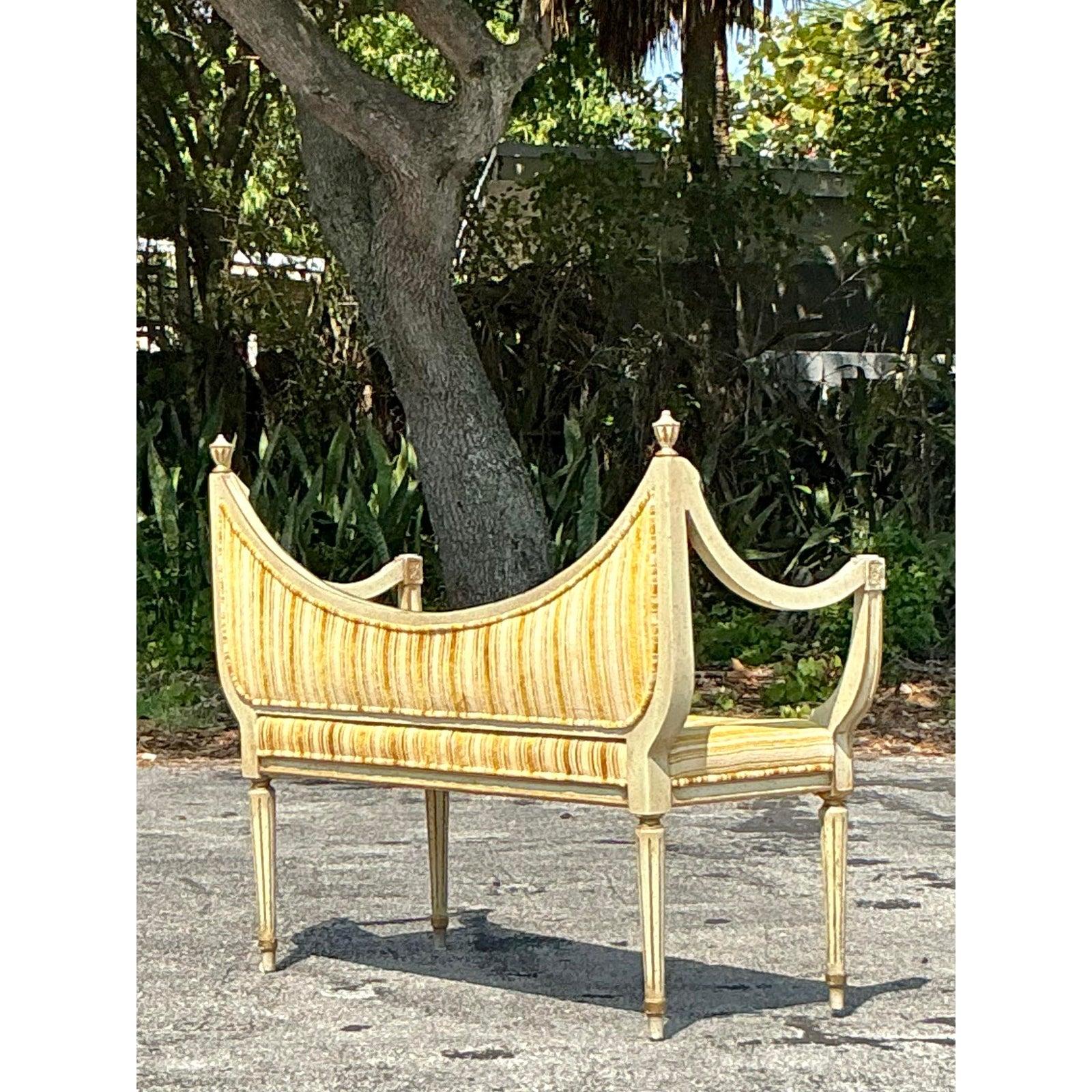 20ième siècle Canapé touffeté Vintage Regency en vente