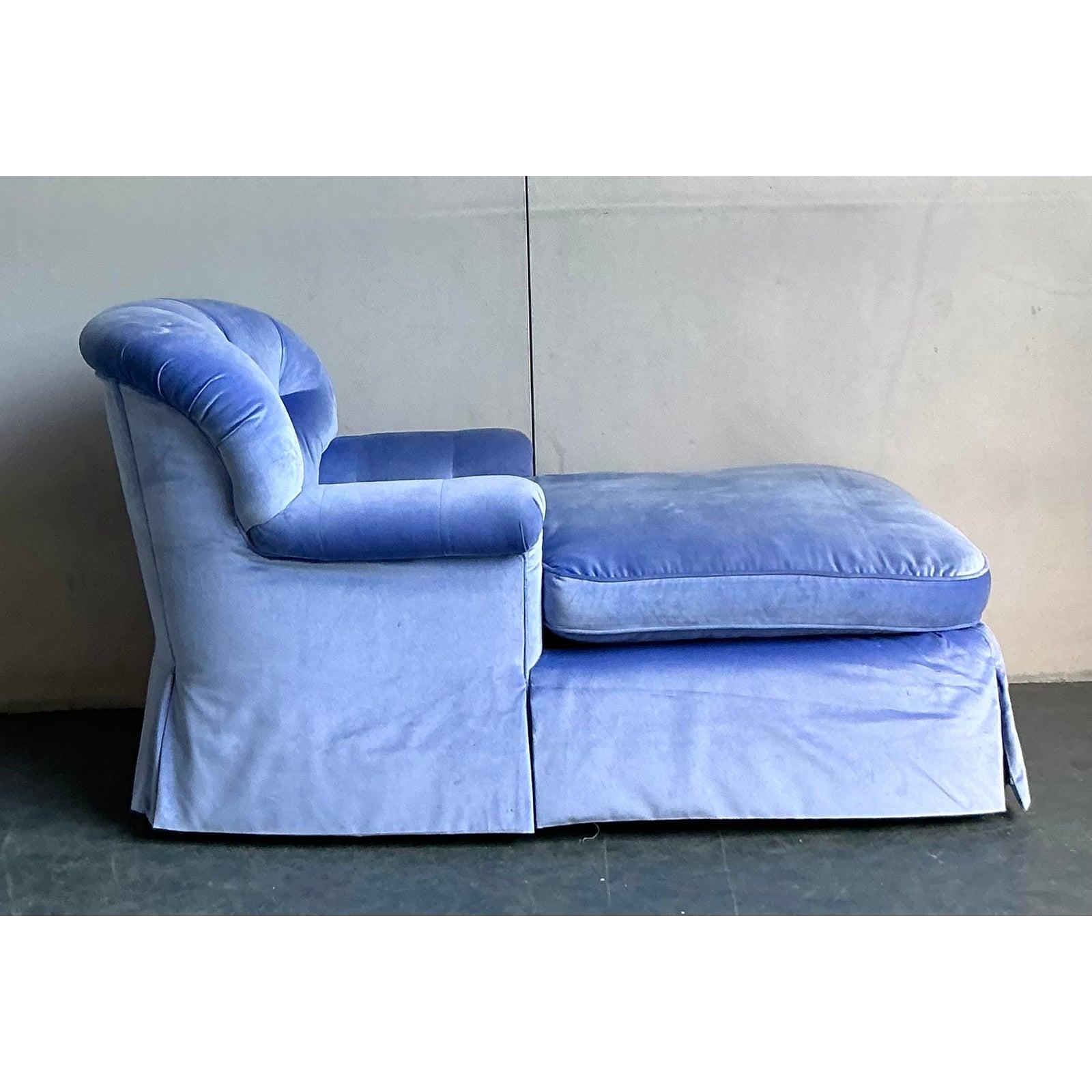 Concediti un comfort di lusso con questa splendida chaise longue vintage, perfetta incarnazione del glamour di Hollywood Regency. Rivestito in un ricco velluto blu pervinca, questo pezzo crea un'atmosfera indimenticabile grazie al suo braccio a