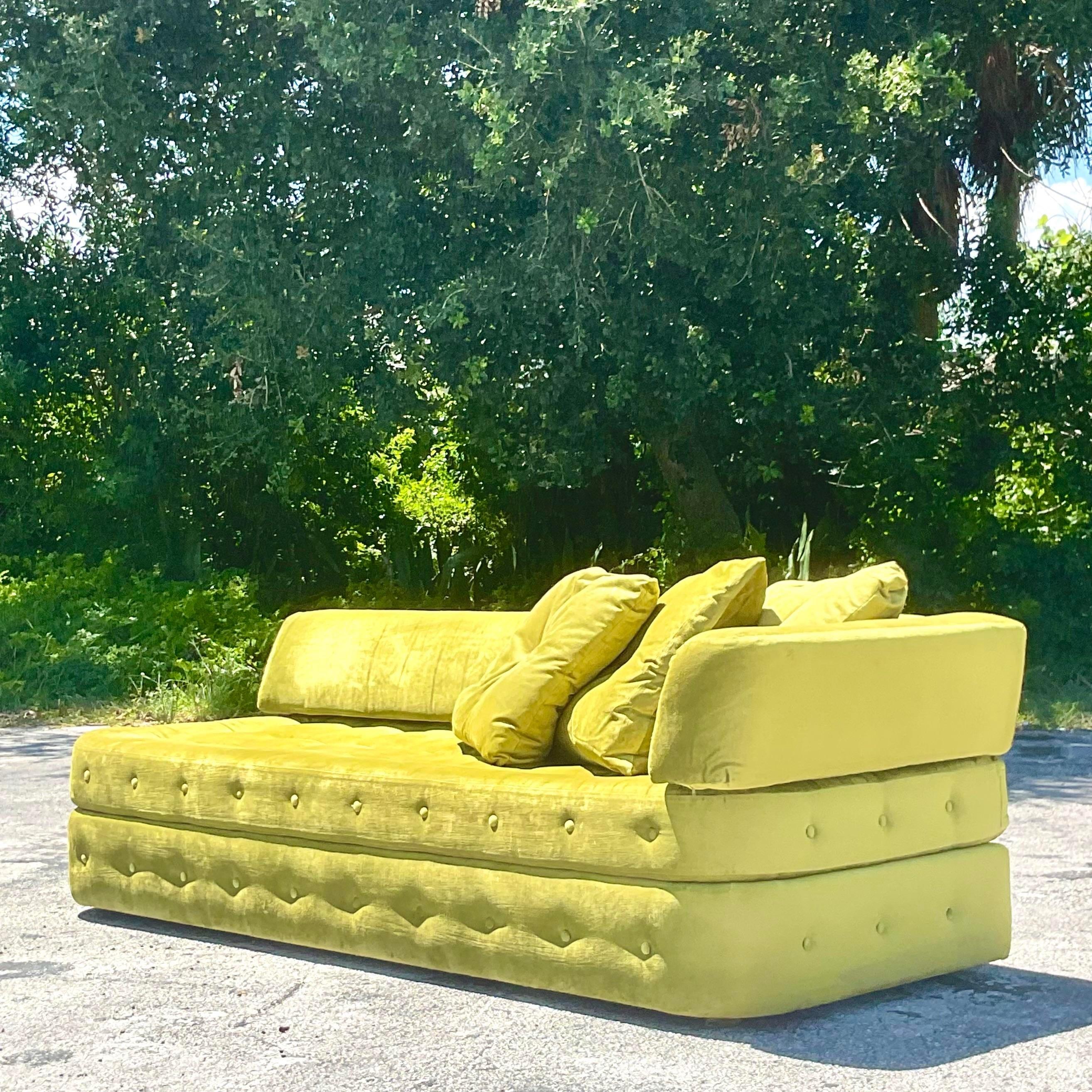 Vintage Regency Tufted Velvet Chaise Lounge In Good Condition For Sale In west palm beach, FL