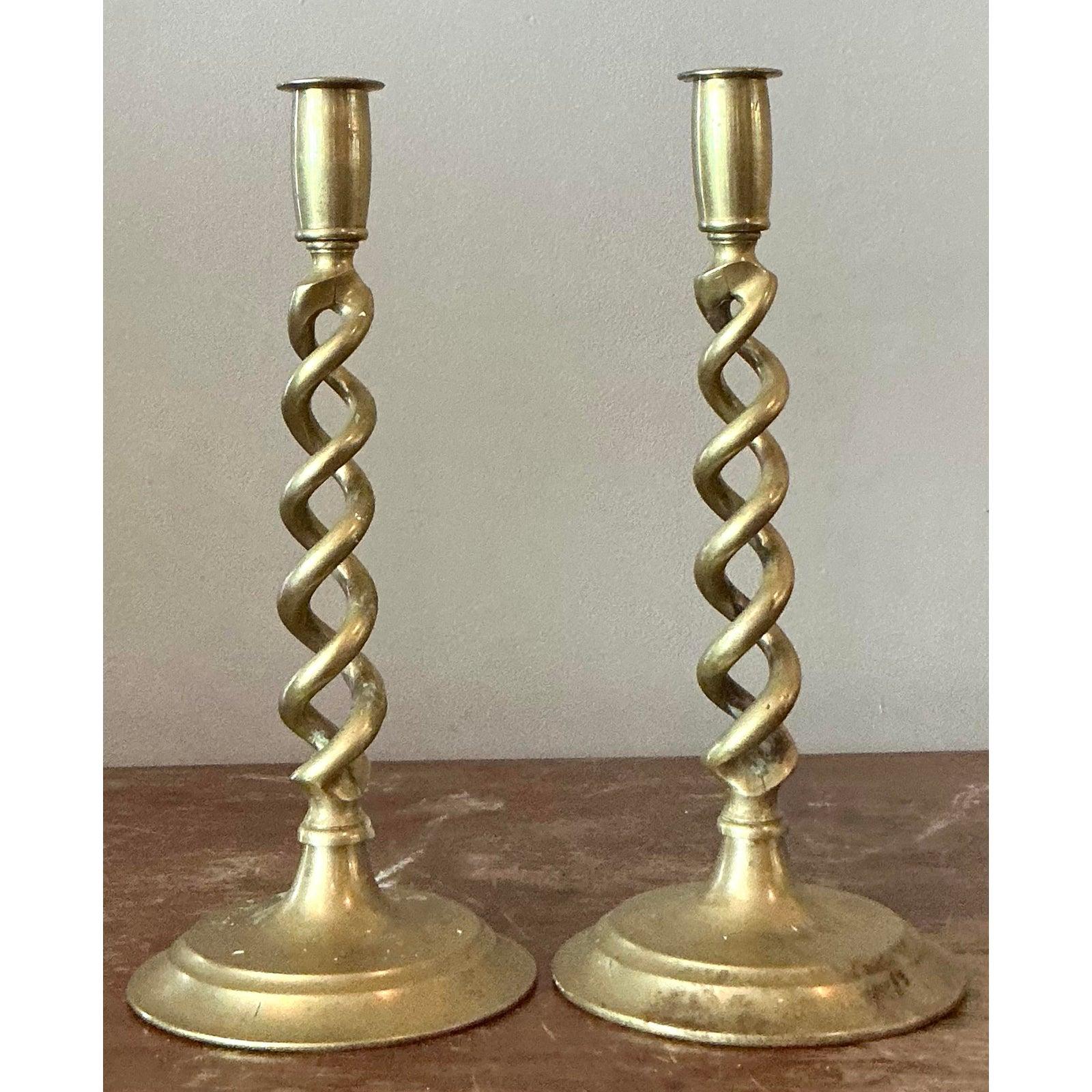 Eleva i tuoi interni con questa squisita coppia di candelieri in ottone ritorto Vintage Regency. Questi eleganti pezzi catturano la raffinatezza senza tempo dell'epoca Regency, caratterizzati da splendidi steli a spirale che creano un ritmo visivo
