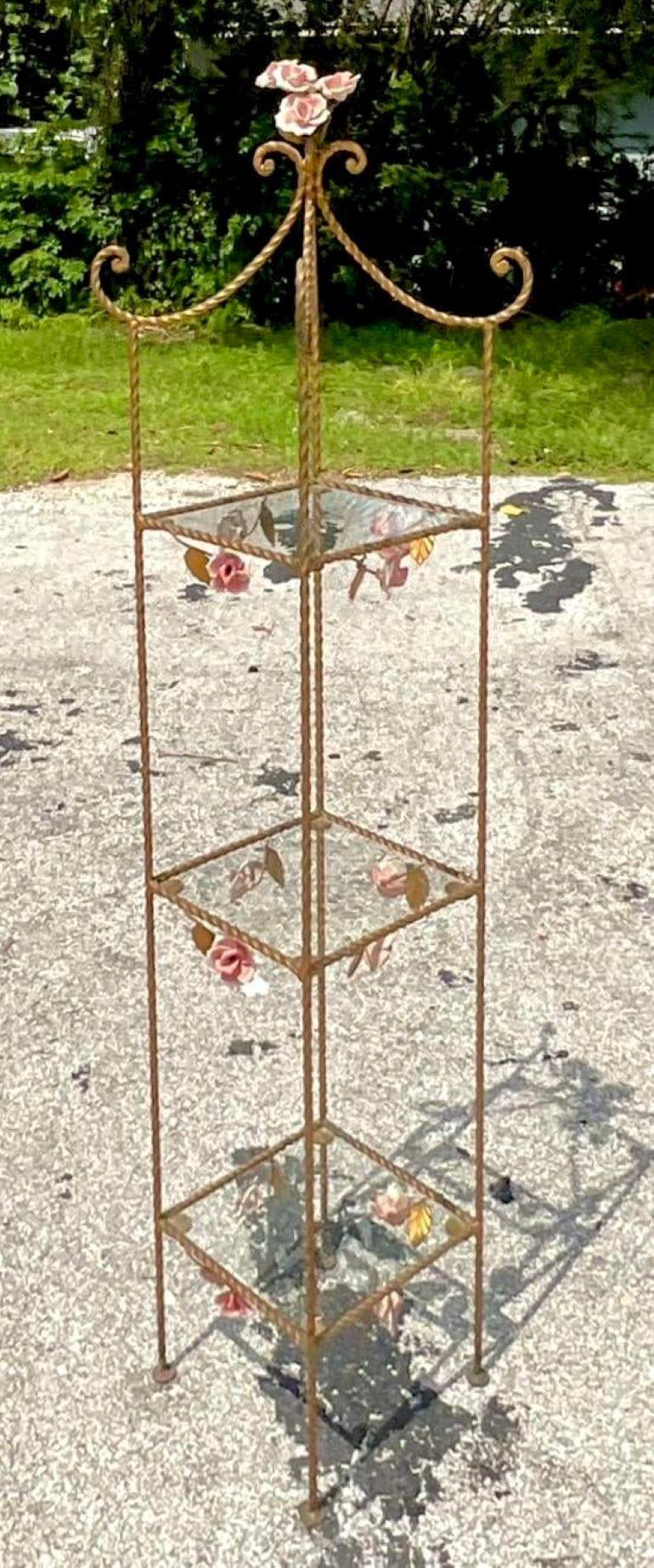 La estantería Vintage Regency Rosas Doradas Retorcidas encarna la opulencia de la Regencia americana con sus intrincados motivos de rosas doradas y su elegante marco retorcido. Elaborado con meticuloso detalle, este etagere irradia sofisticación y