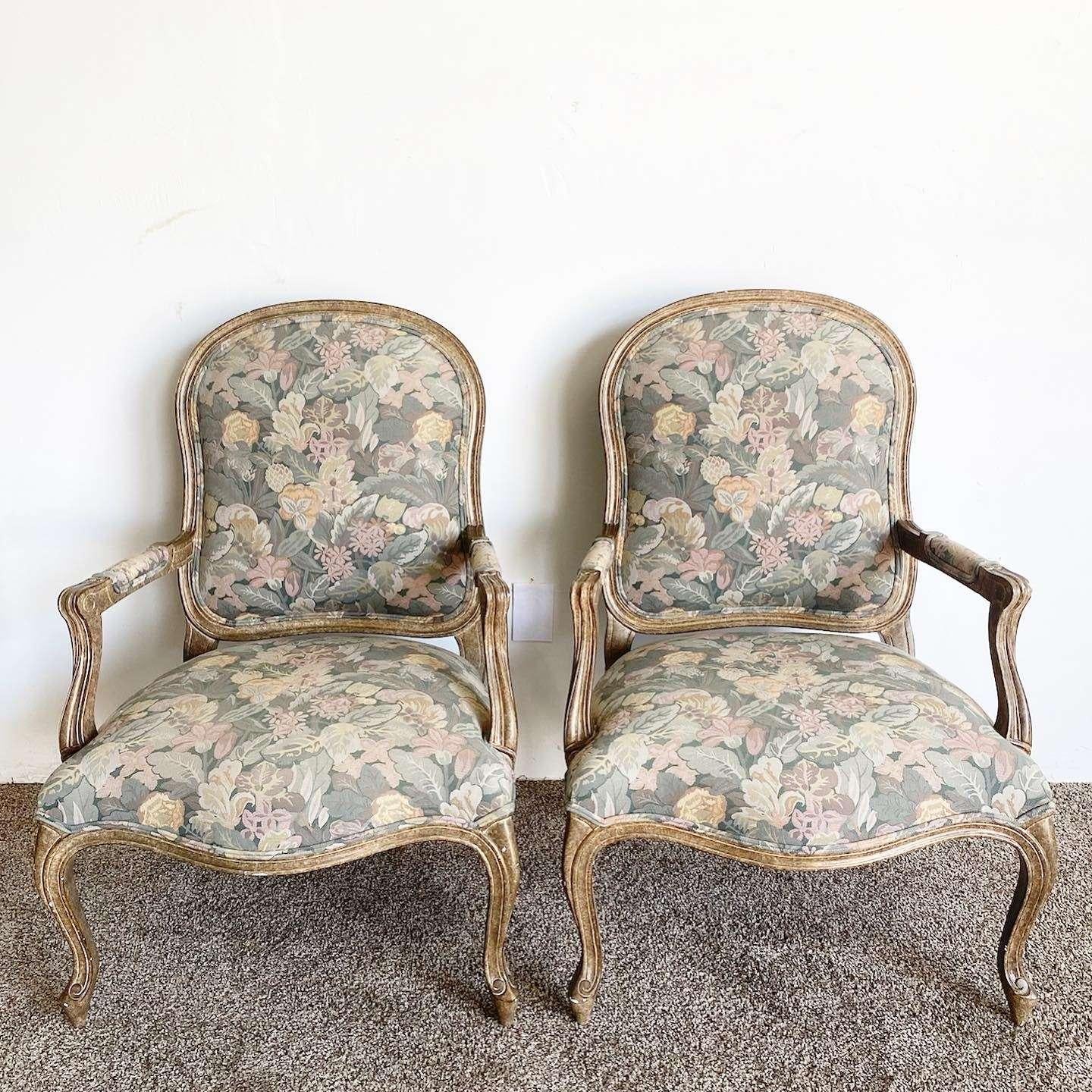 Eccezionale coppia di poltrone regency d'epoca. Ciascuna è caratterizzata da un'imbottitura floreale e da una struttura in legno.