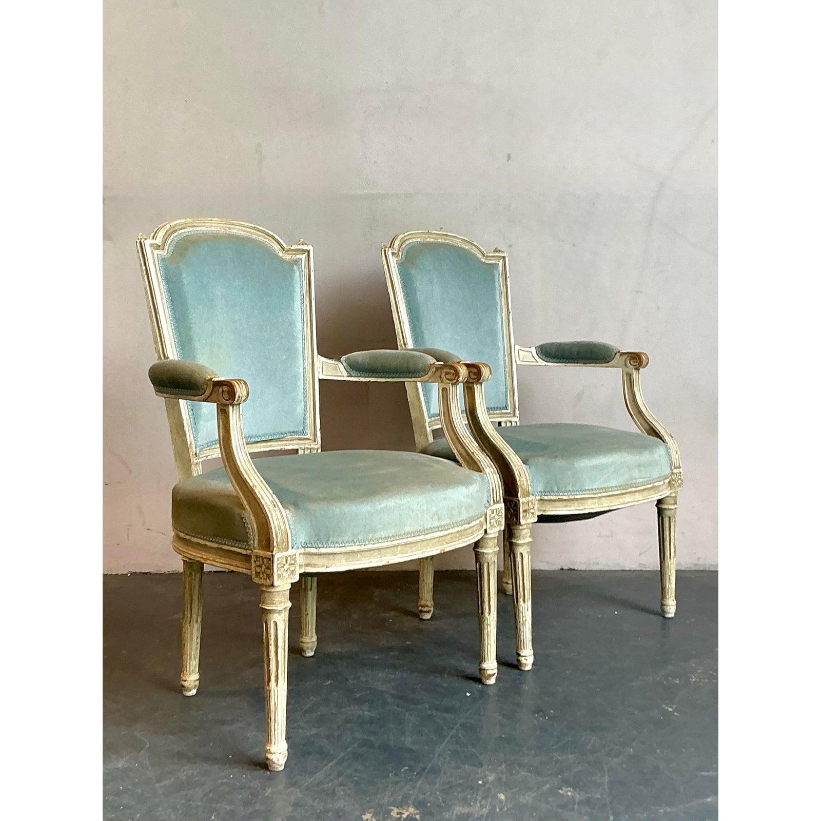 Ti presentiamo un'elegante coppia di poltrone Fauteuil in stile Regency francese d'epoca Luigi XVI, che incarnano la grazia raffinata del design francese del XVIII secolo. Queste squisite sedie sono caratterizzate da telai in legno graziosamente
