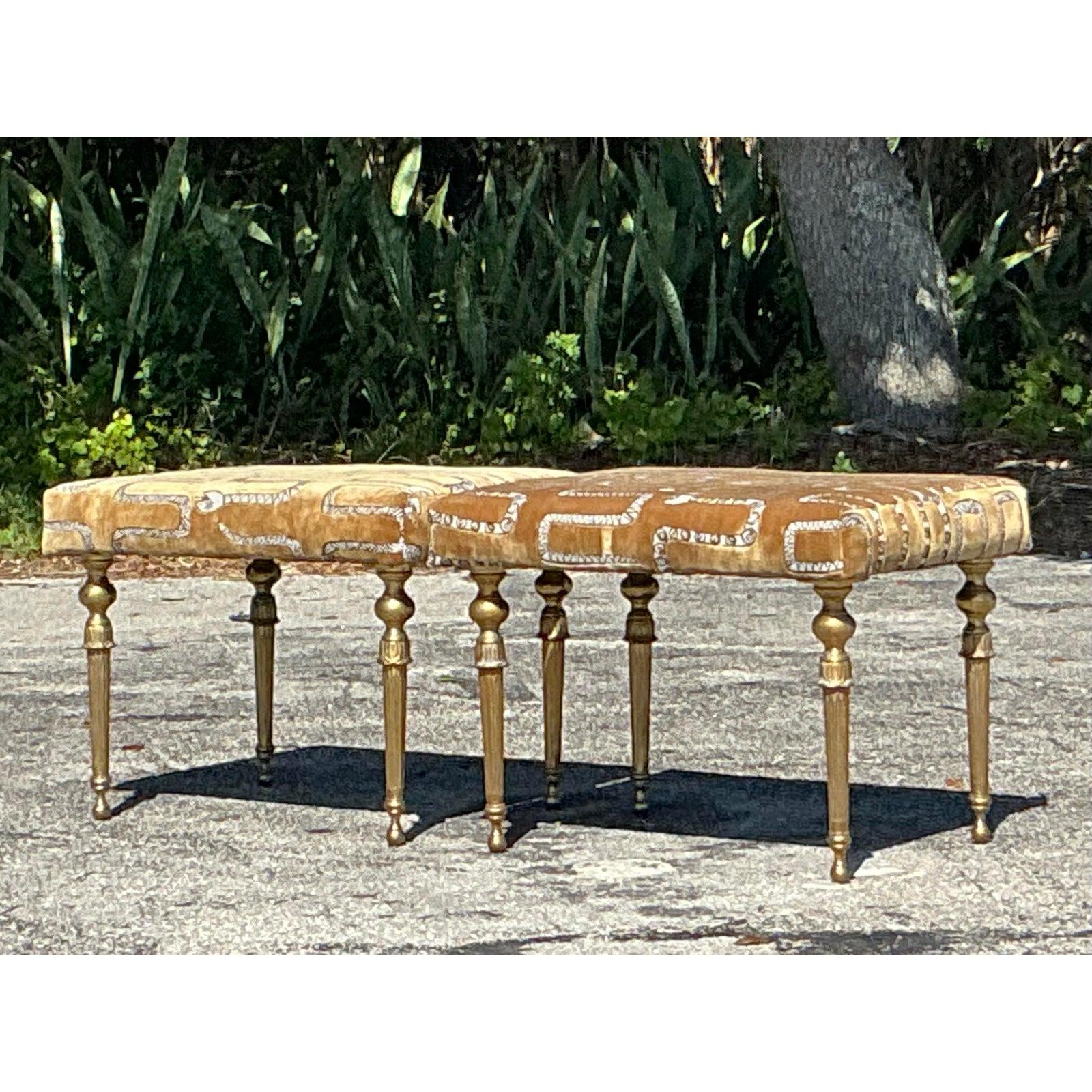 Aggiungi un tocco audace e uno stile che stimola la conversazione al tuo spazio con questa sorprendente coppia di sgabelli vintage in velluto Regency. Rivestiti con un motivo a serpente riccamente decorato su velluto, questi sgabelli bassi offrono