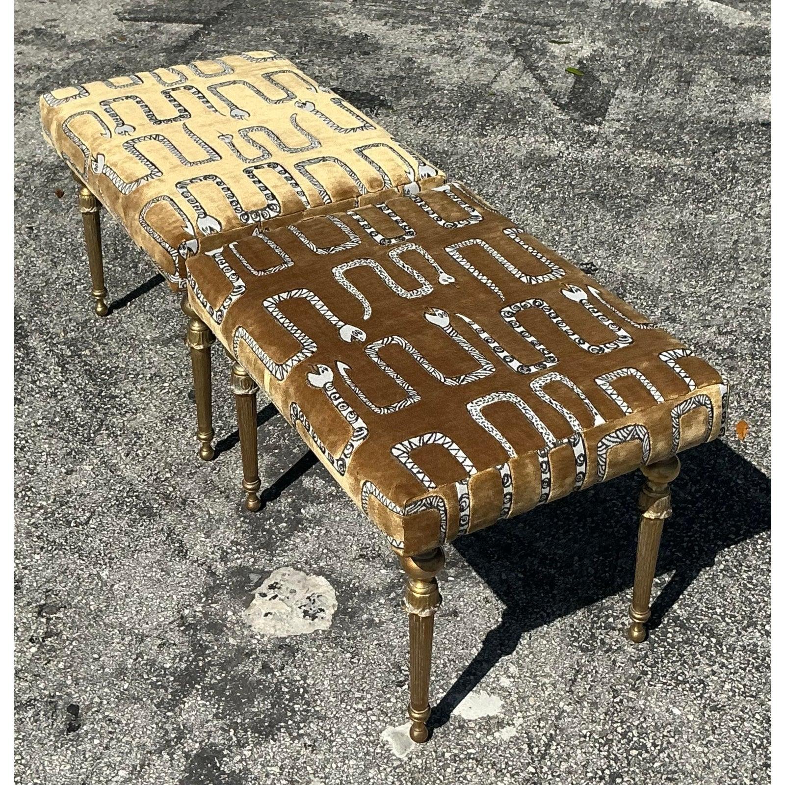Ottone Sgabelli bassi in velluto a forma di serpente in stile Regency - Una coppia in vendita