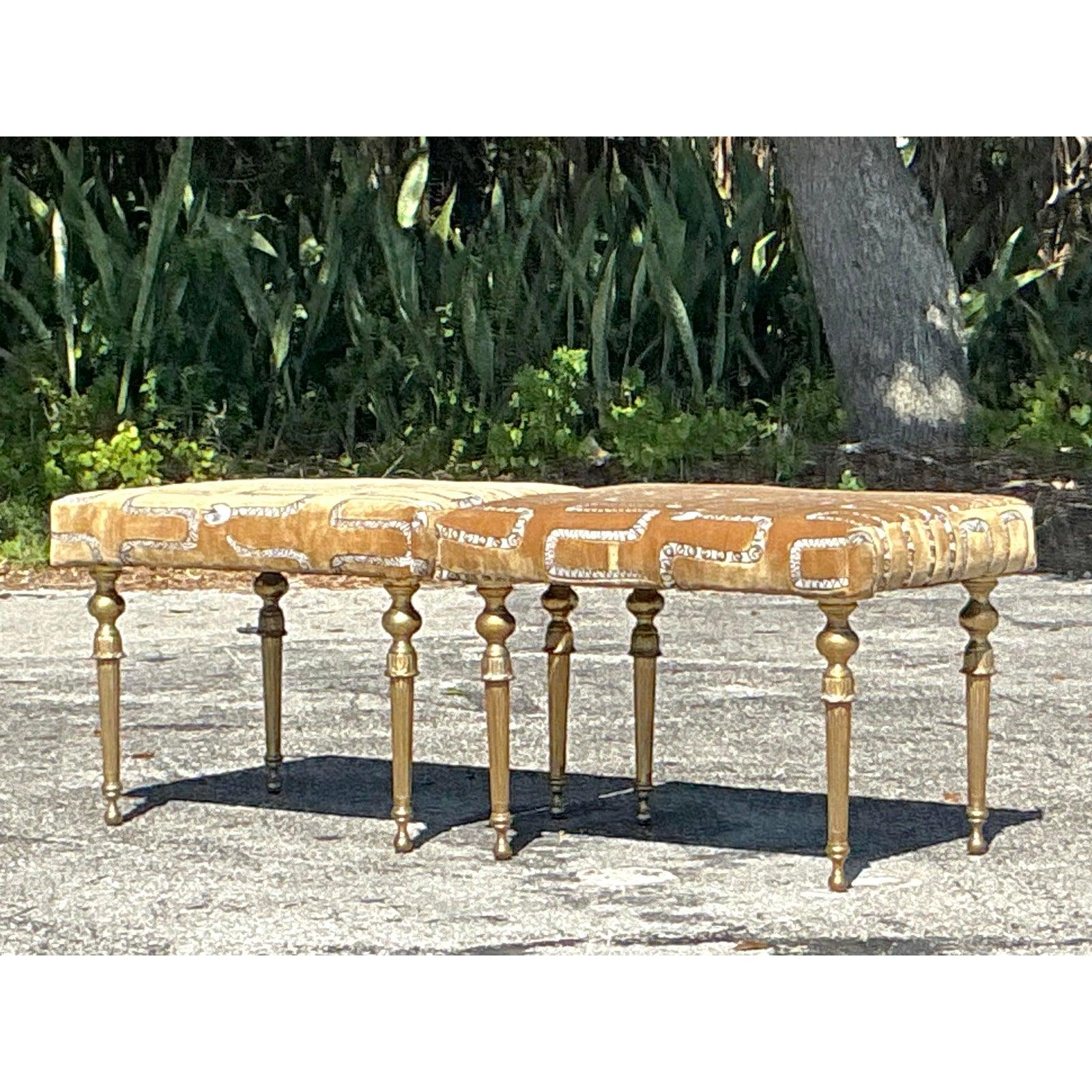 Sgabelli bassi in velluto a forma di serpente in stile Regency - Una coppia in vendita 1