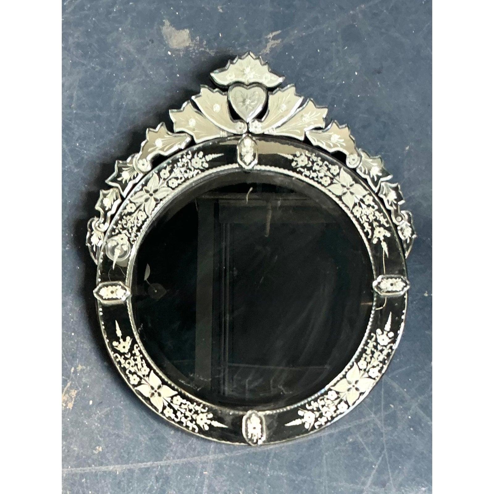 Ce miroir mural vintage exquis évoque la romance intemporelle de Venise. Exemple étonnant de l'artisanat italien, cette pièce présente un cadre joliment festonné et crêté, composé de morceaux de miroir individuels découpés à la main. La bordure est
