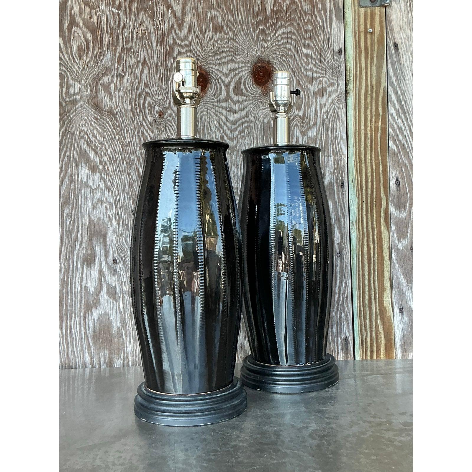 Questa splendida coppia di lampade da tavolo vintage Regency di Vietri presenta una sorprendente finitura in ceramica smaltata nera con un'elegante texture a coste che emana raffinatezza. Lo smalto lucido esalta la loro elegante Silhouette,