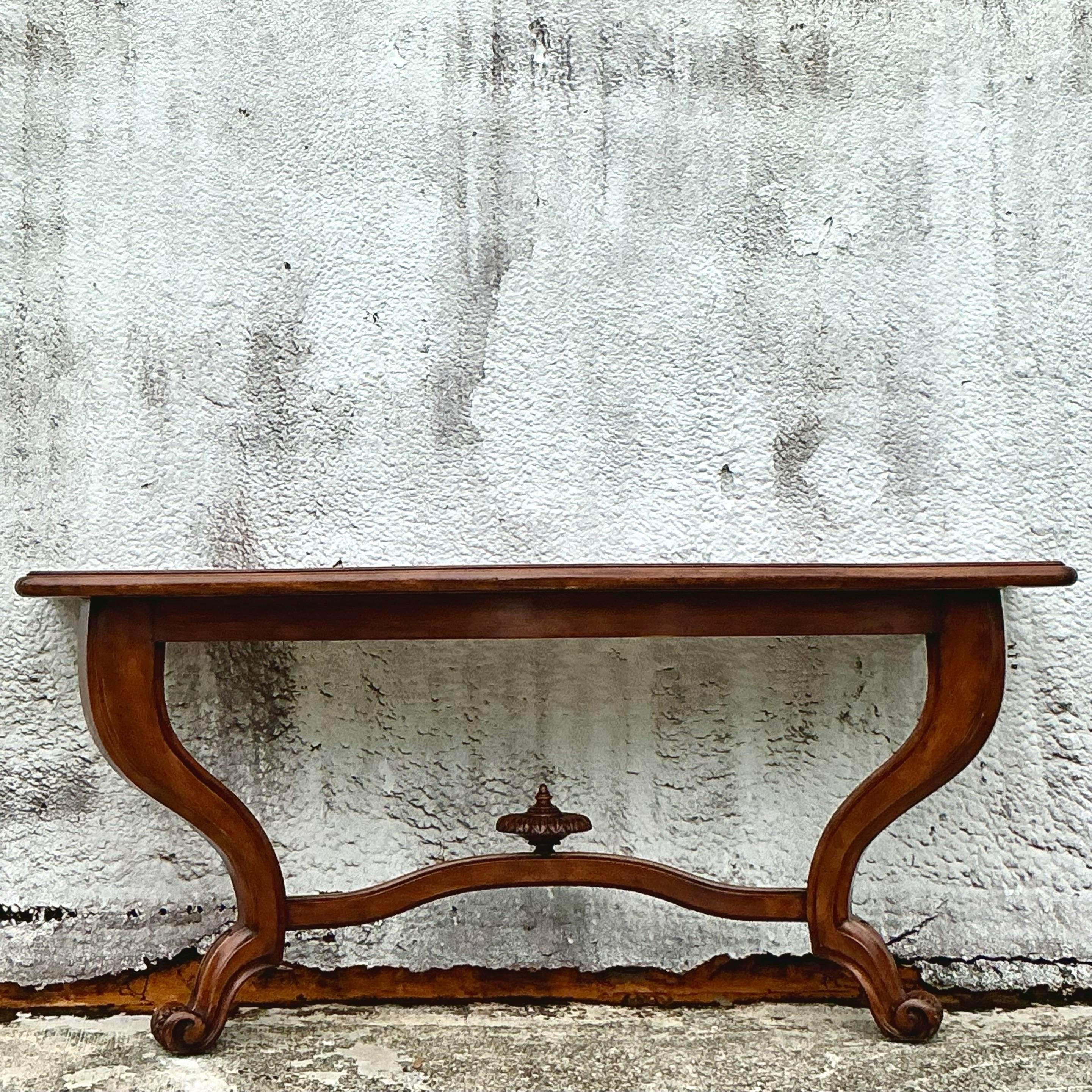 Faites une grande déclaration avec cette table console en bois sculpté de style Vintage Regency à montage mural. Ses détails sculptés de manière complexe et ses riches tons de bois dégagent une élégance intemporelle, parfaite pour ajouter une touche