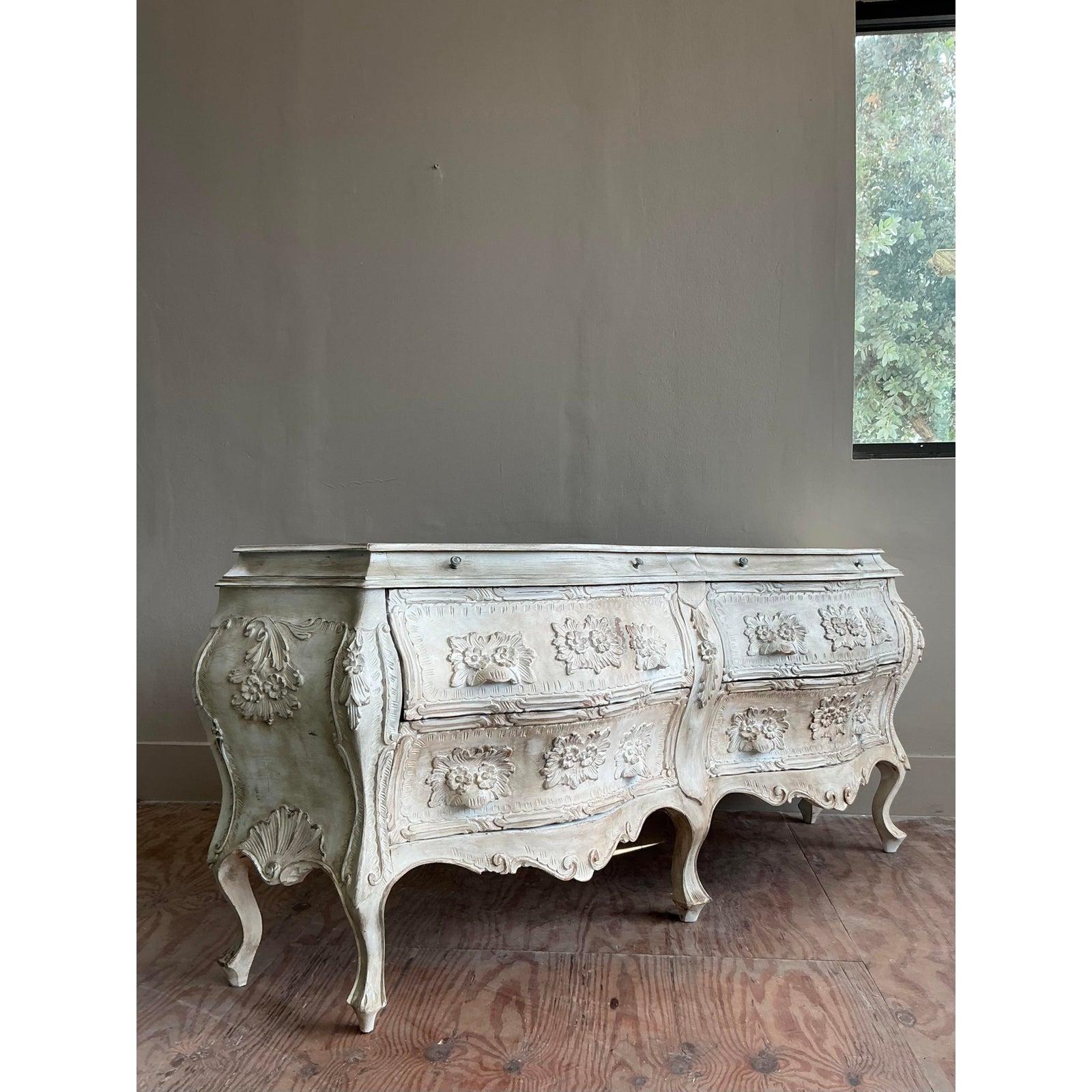 Zeitlose europäische Eleganz mit dieser prächtigen Bomben-Doppelkommode im Vintage-Stil. Seine dramatische, anschwellende Silhouette und die geschwungenen Kurven sind Markenzeichen des klassischen Regency- und Rokoko-Designs und setzen in jedem Raum