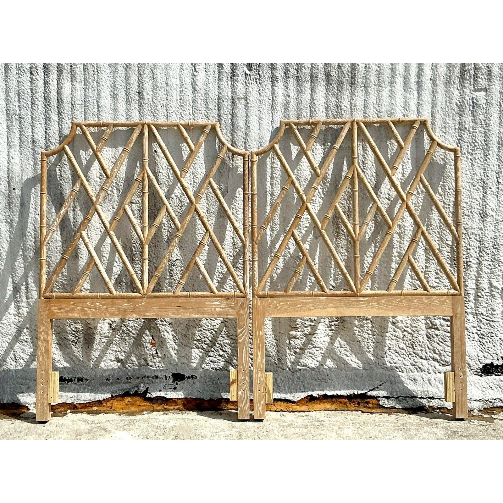 Transformez votre chambre à coucher avec ce superbe ensemble de deux têtes de lit Twin Elegance Vintage Regency Washed Chinese, où le design classique rencontre l'élégance intemporelle. Ces têtes de lit présentent un motif de treillis complexe