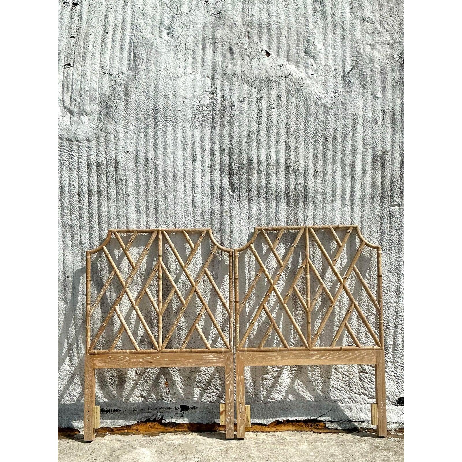 Têtes de lit jumelles Chippendale chinoises lavées de style Regency, lot de 2 Bon état - En vente à West Palm Beach, FL