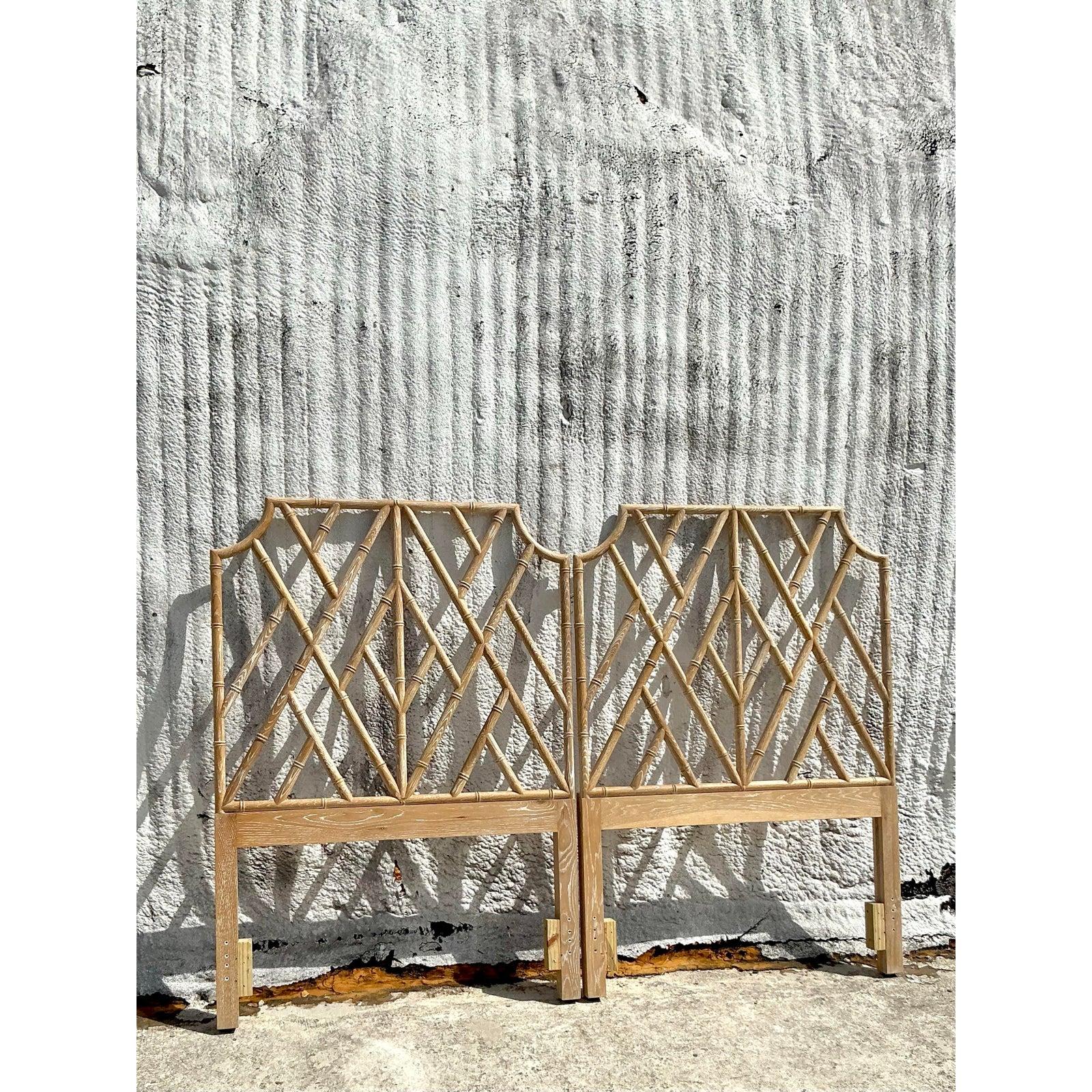 20ième siècle Têtes de lit jumelles Chippendale chinoises lavées de style Regency, lot de 2 en vente