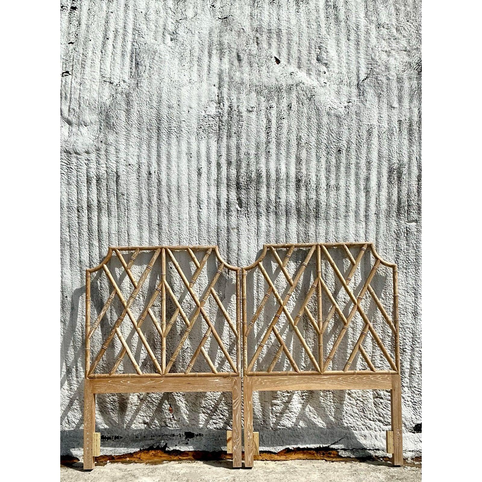 Bois Têtes de lit jumelles Chippendale chinoises lavées de style Regency, lot de 2 en vente