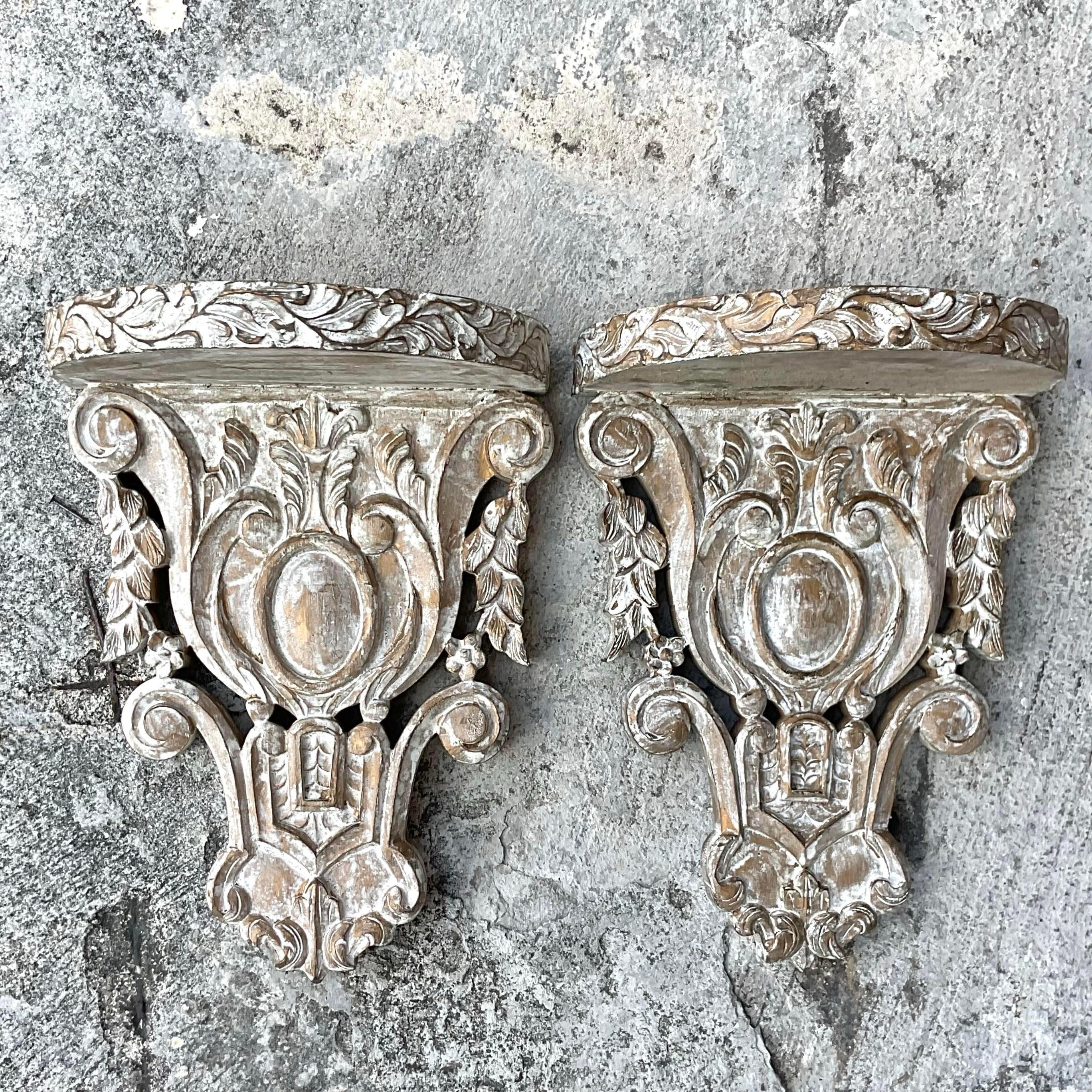 Verschönern Sie Ihre Einrichtung mit diesem Paar Vintage Regency Washed Wood Brackets. Mit ihrer zeitlosen Oberfläche aus gewaschenem Holz und ihrem eleganten Design bringen diese Halterungen einen Hauch von raffiniertem amerikanischem Stil in jeden