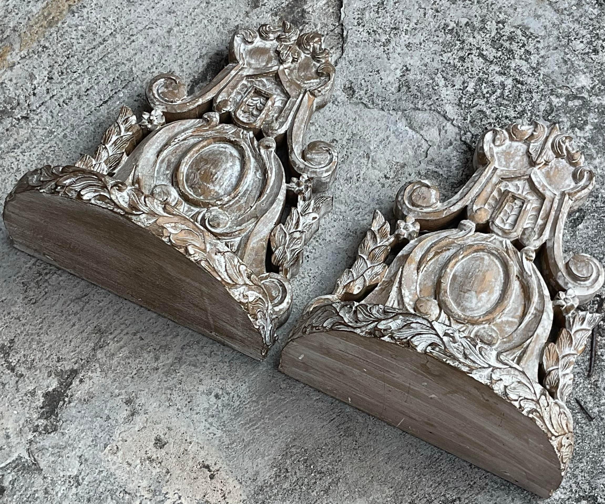 Vintage Regency Washed Wood Brackets - ein Paar im Zustand „Gut“ in West Palm Beach, FL