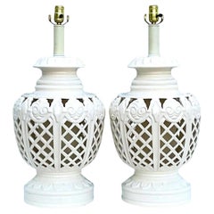 Paire de lampes Regency vintage en céramique émaillée blanche