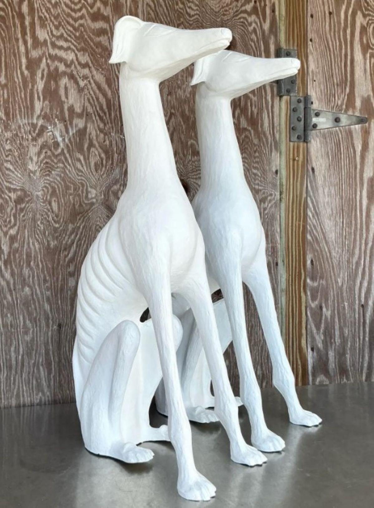 Hollywood Regency Cani in gesso bianco d'epoca Regency - Una coppia in vendita