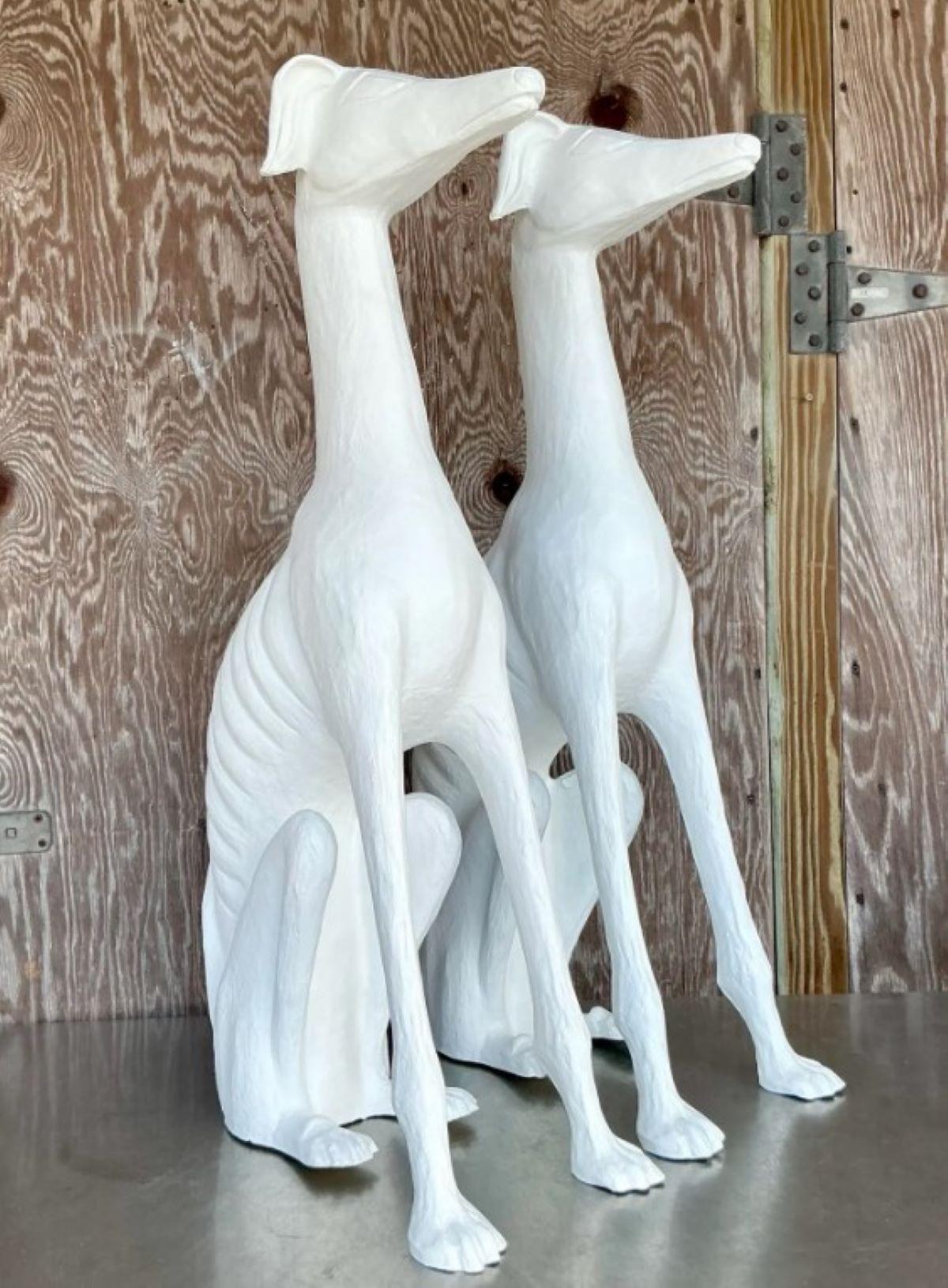 Cani in gesso bianco d'epoca Regency - Una coppia In condizioni buone in vendita a West Palm Beach, FL