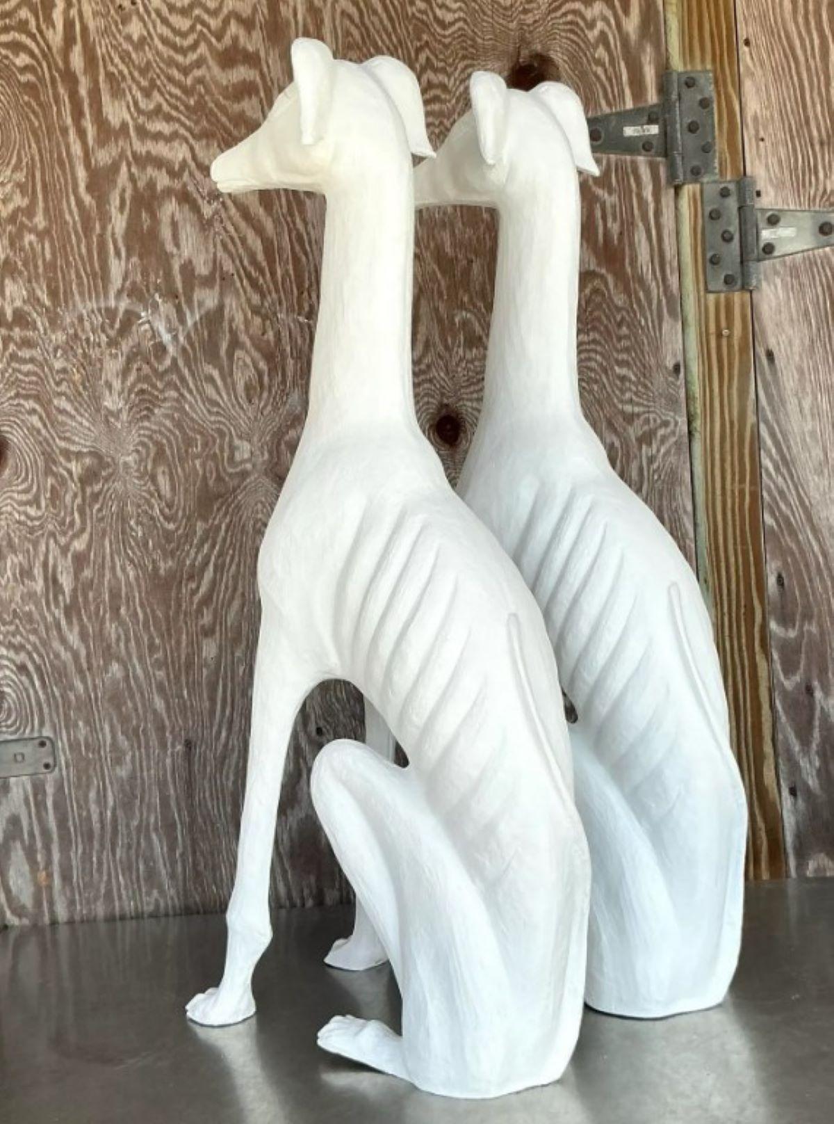 XX secolo Cani in gesso bianco d'epoca Regency - Una coppia in vendita