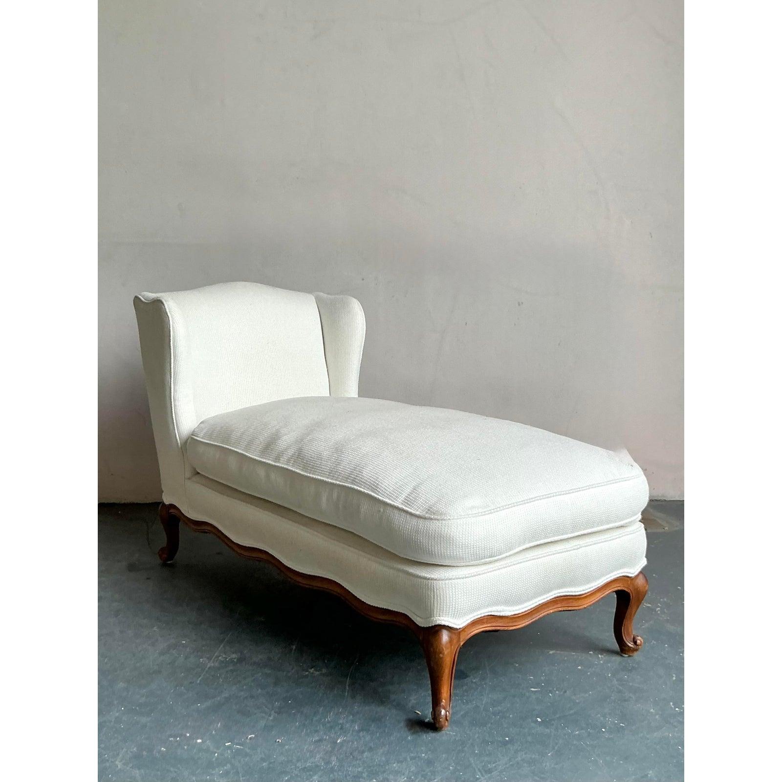 Vintage Regency Wingback Chaise Lounge im Zustand „Gut“ im Angebot in West Palm Beach, FL
