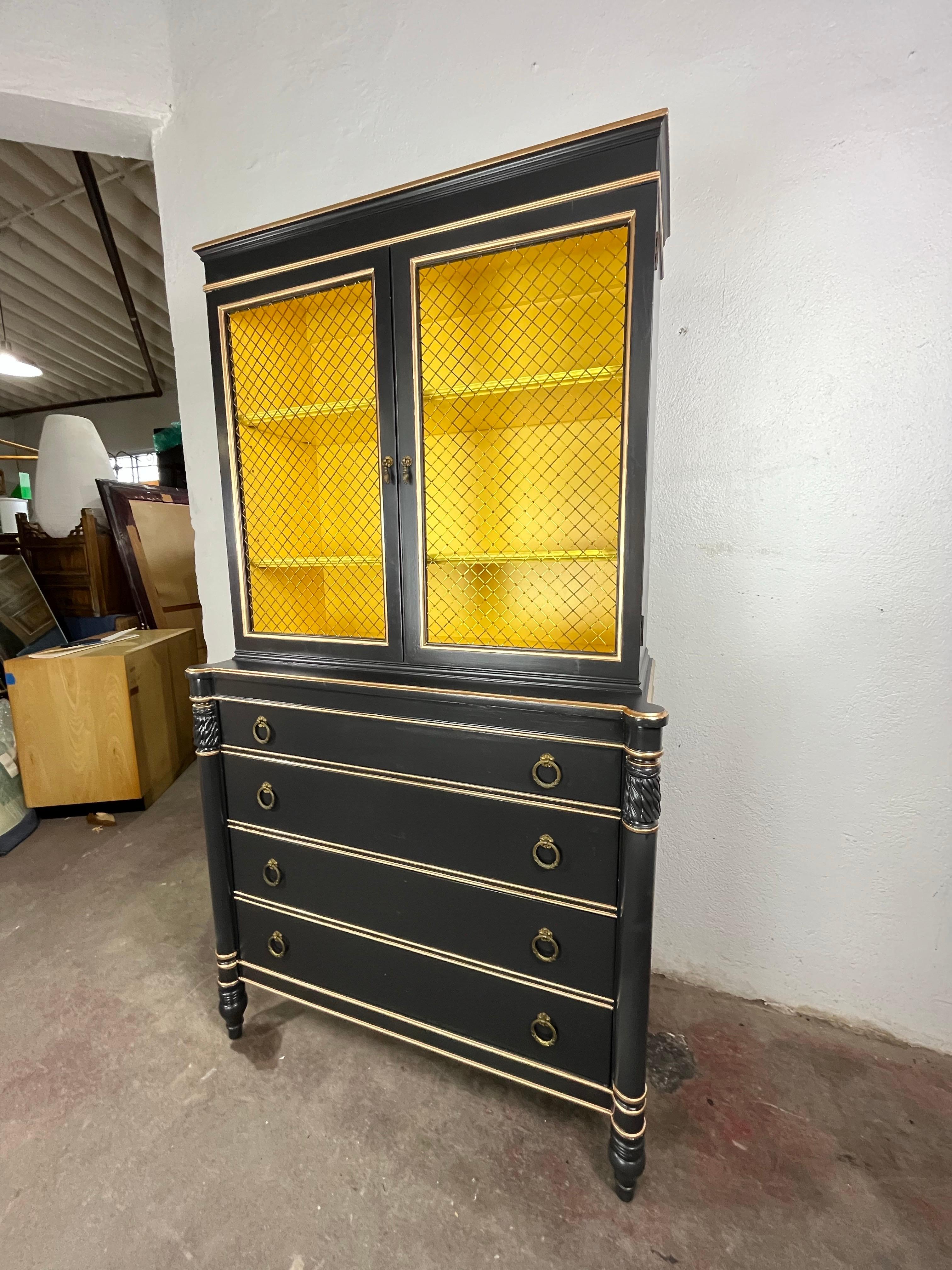 Commode Vintage Regency Wire Mesh Cabinet Chest of Drawers Bon état - En vente à W Allenhurst, NJ