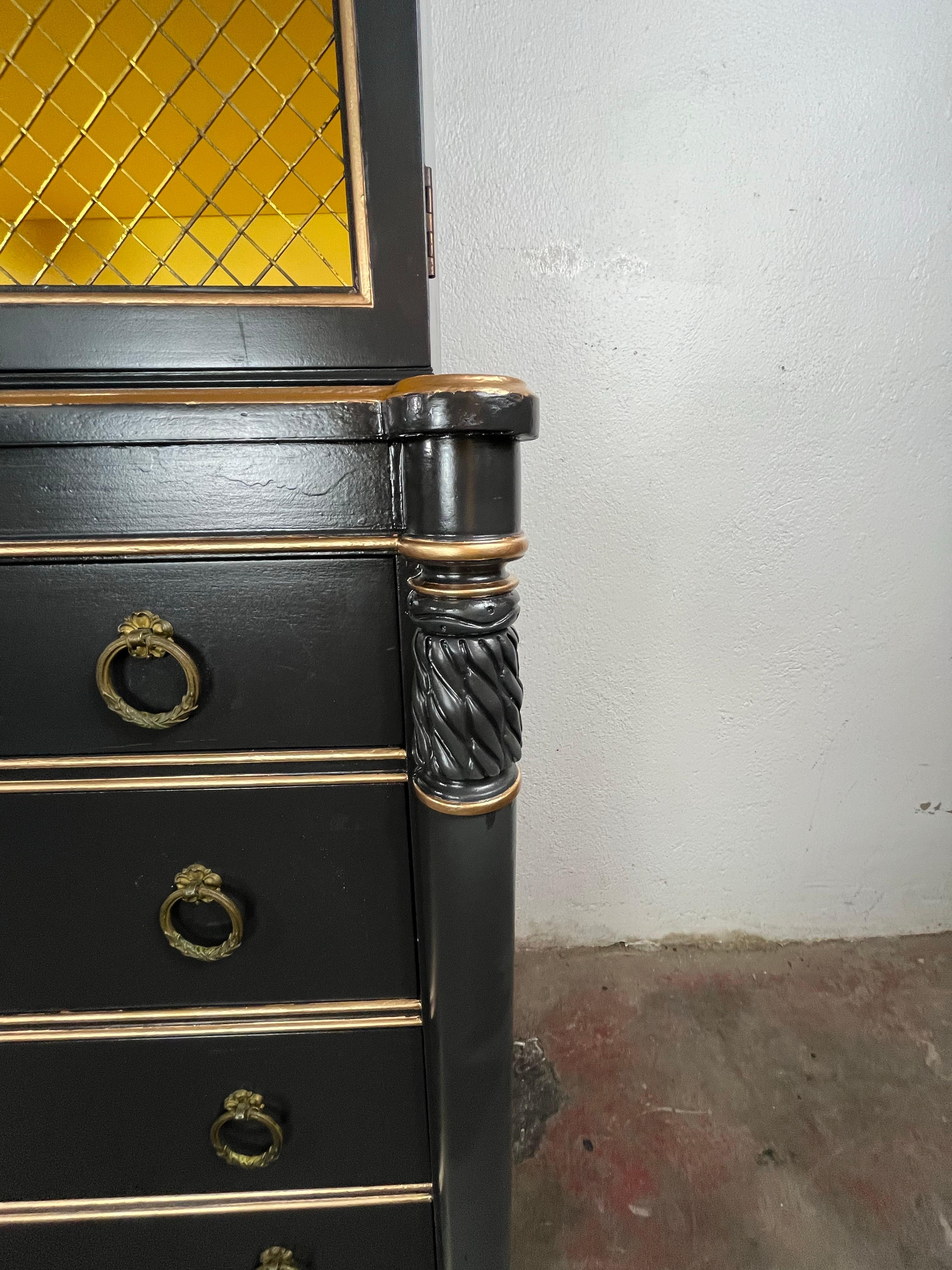 Commode Vintage Regency Wire Mesh Cabinet Chest of Drawers en vente 2