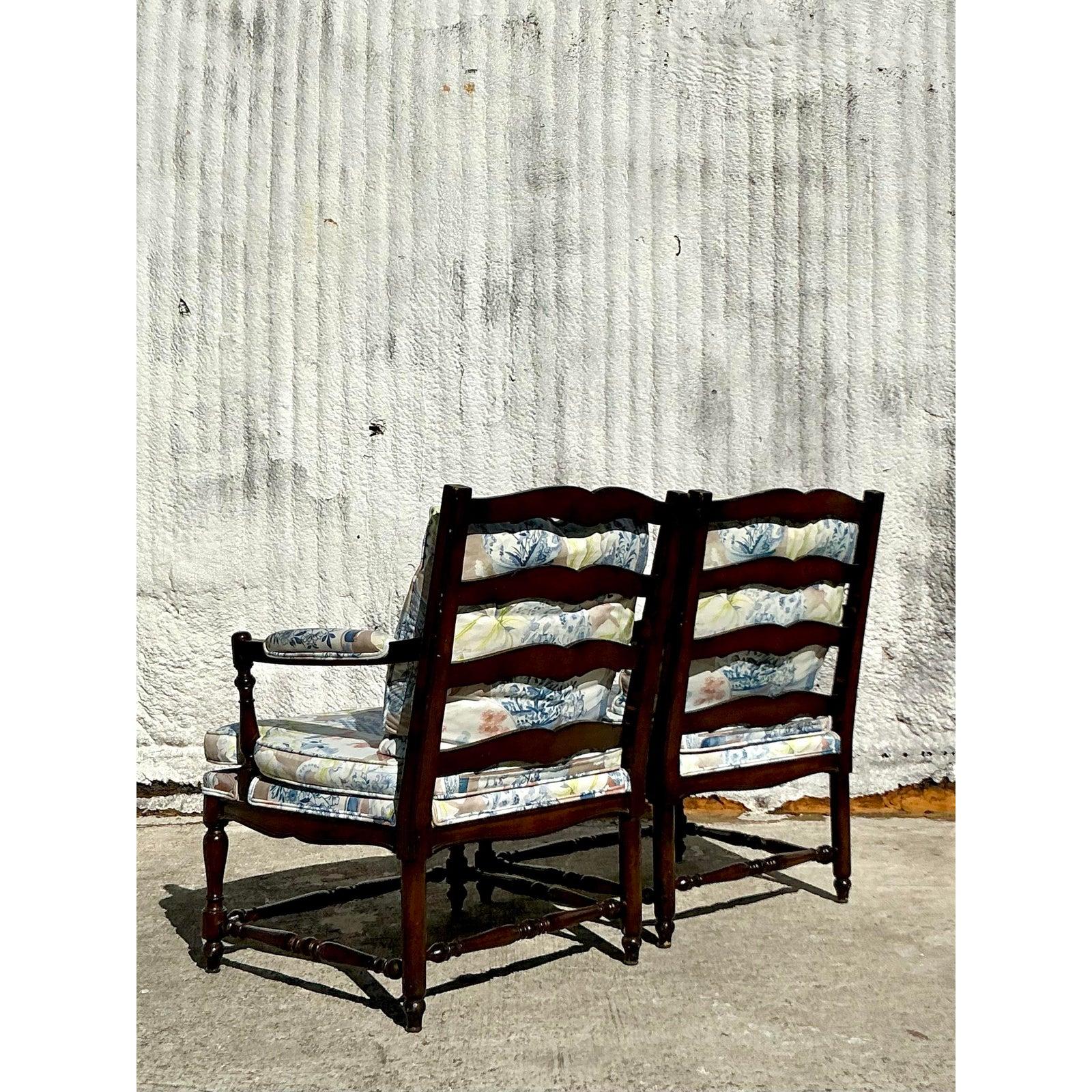 Américain Chaises Vintage Regency en Wood a Frame - Une Paire en vente