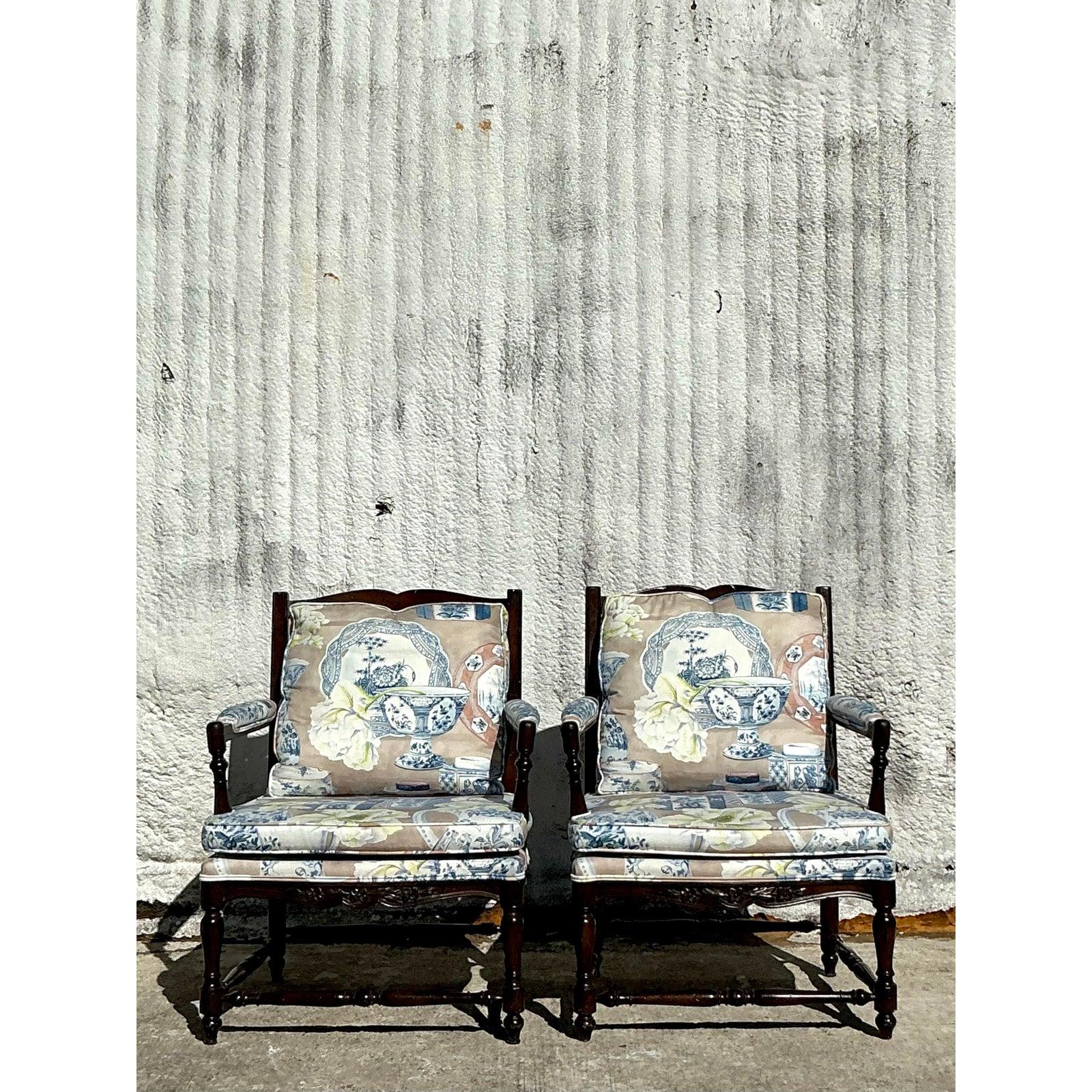 Tissu d'ameublement Chaises Vintage Regency en Wood a Frame - Une Paire en vente