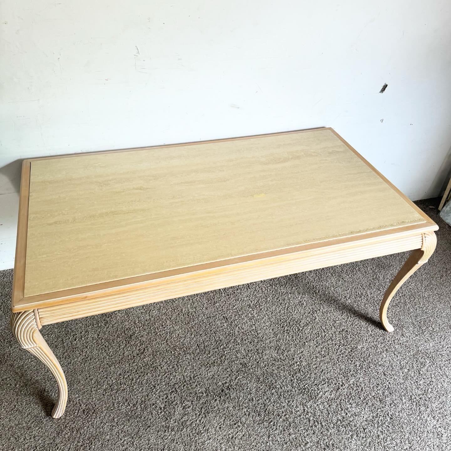Améliorez votre expérience culinaire avec cette exquise table de salle à manger en travertin Vintage Regency. Dotée d'un plateau en travertin lisse, cette table respire l'élégance et la durabilité. Le cadre en bois, avec ses détails complexes et ses