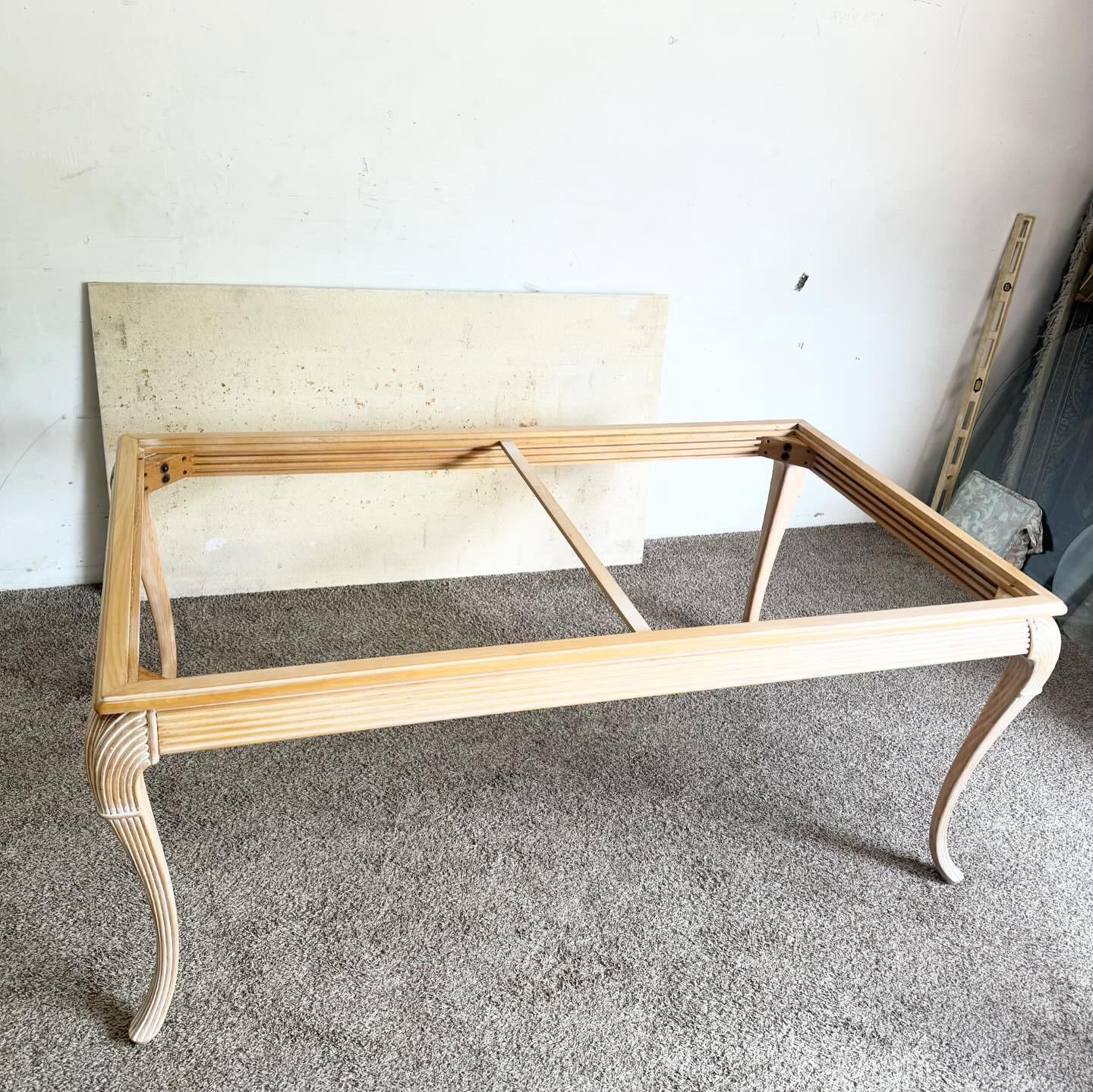 Table de salle à manger Regency vintage en bois avec plateau en travertin en vente 3