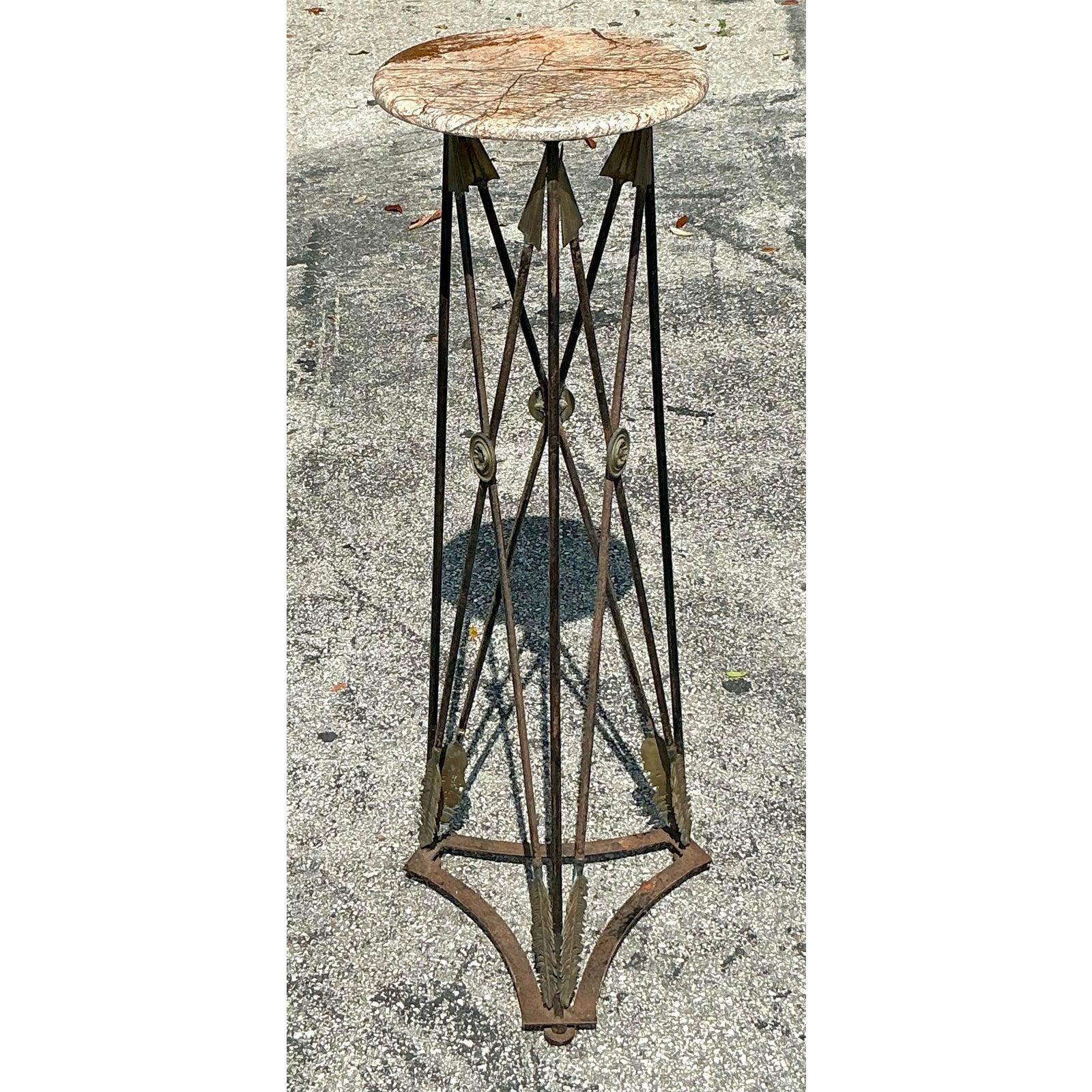 Eleva i tuoi interni con questo eccezionale piedistallo a freccia in ottone e ferro battuto Vintage Regency, testimonianza di un artigianato duraturo e di un design classico. Questo pezzo maestoso affascina con la sua robusta struttura in ferro