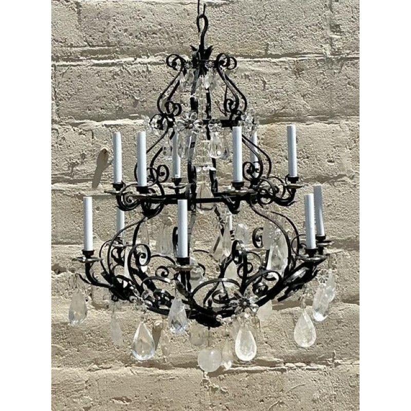 Americano Lampadario d'epoca Regency in ferro battuto e cristallo di rocca in vendita