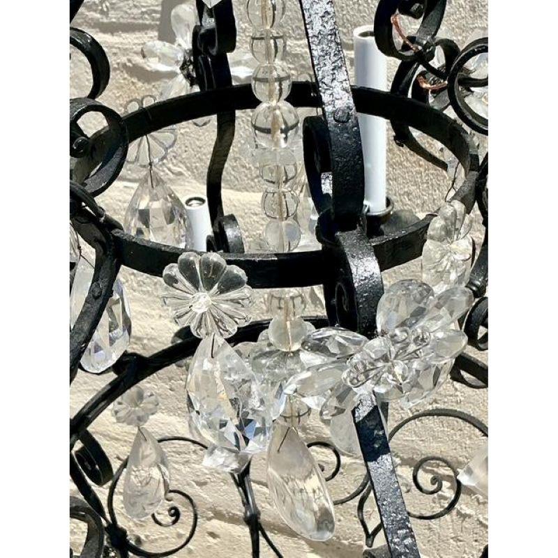 Lampadario d'epoca Regency in ferro battuto e cristallo di rocca In condizioni buone in vendita a West Palm Beach, FL