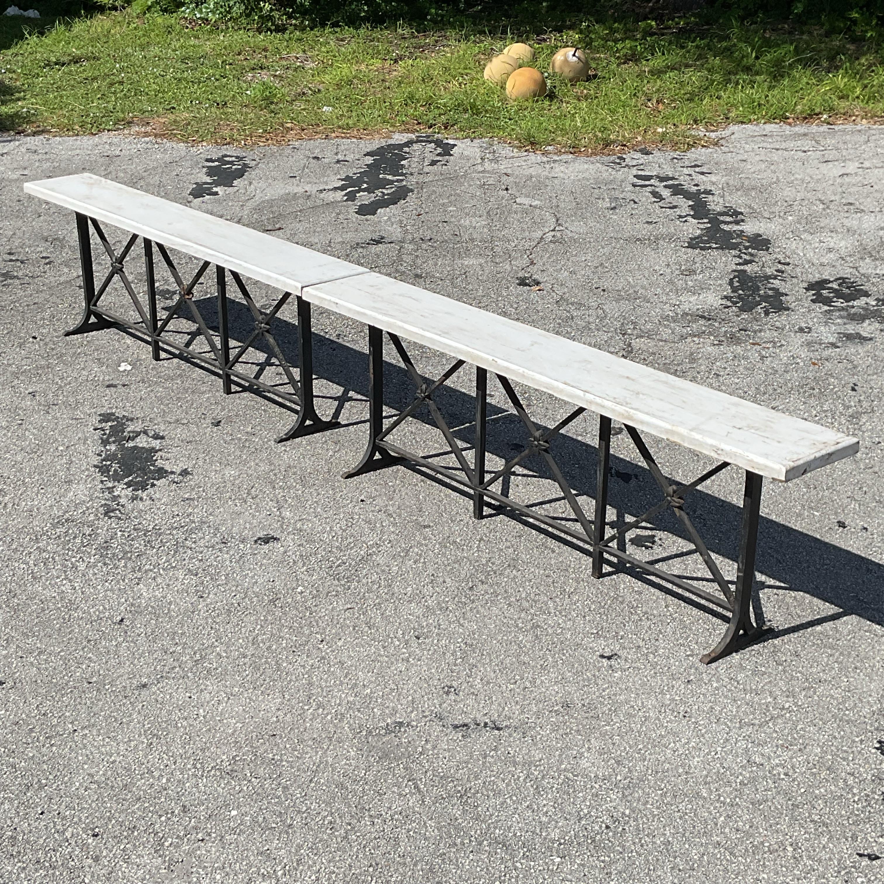 Eleva il tuo spazio all'aperto o al chiuso con questa squisita coppia di panche vintage Regency in ferro battuto. Caratterizzate da un'elegante lavorazione a volute e da un design Regency senza tempo, queste panche combinano durata e stile