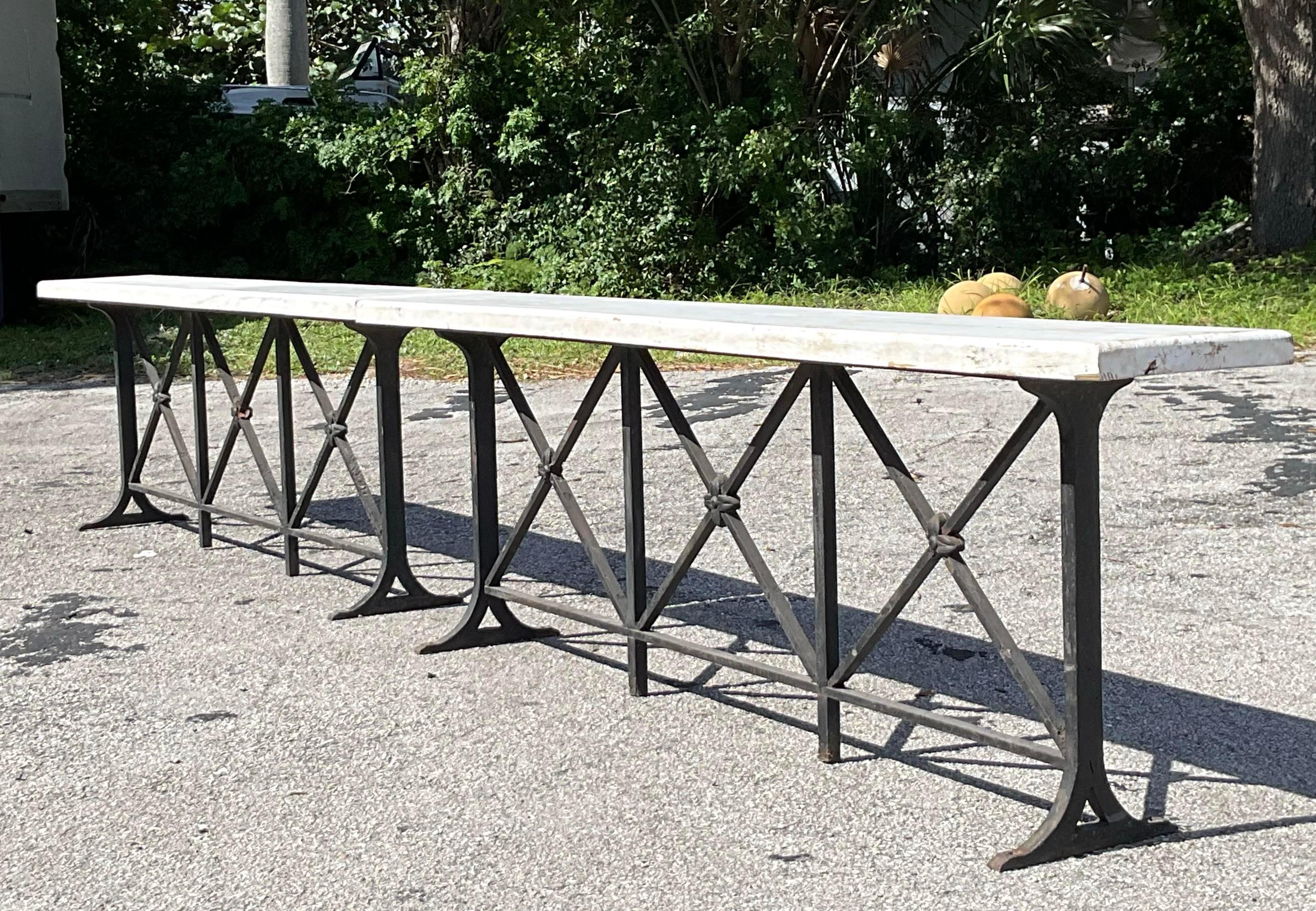Americano Panche in ferro battuto d'epoca Regency - una coppia in vendita