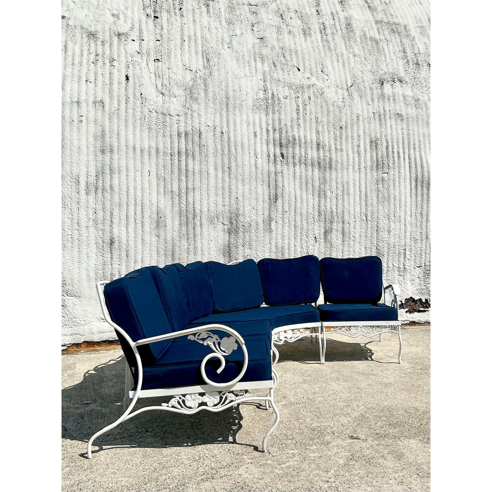 Ajoutez une élégance intemporelle à votre espace extérieur ou intérieur avec cet exquis canapé incurvé en fer forgé de style Regency vintage. Whiting, avec son cadre aux volutes complexes et sa finition blanche, cette pièce exsude une sophistication