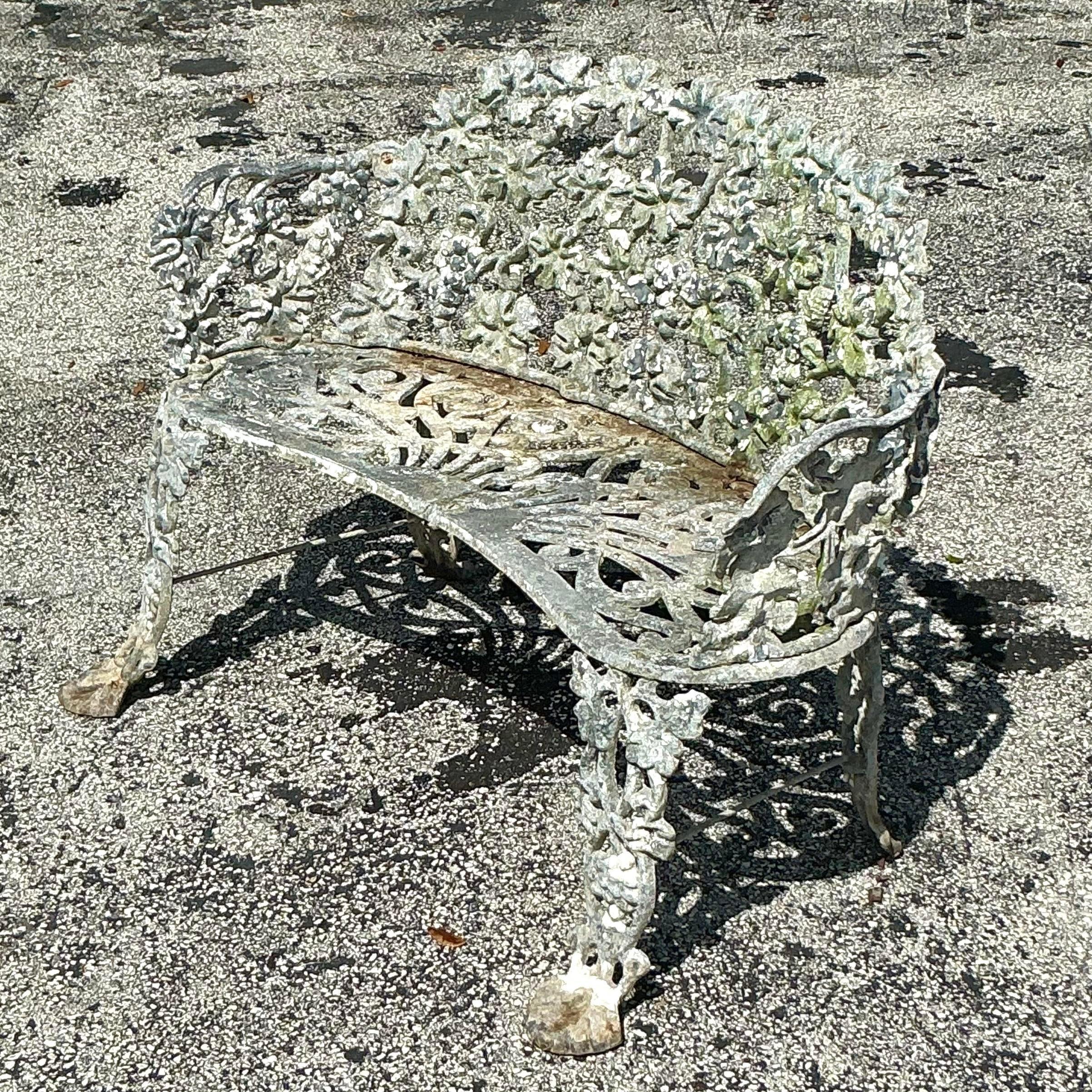 Banc vintage Regency en fer forgé à feuilles de raisin Bon état - En vente à west palm beach, FL