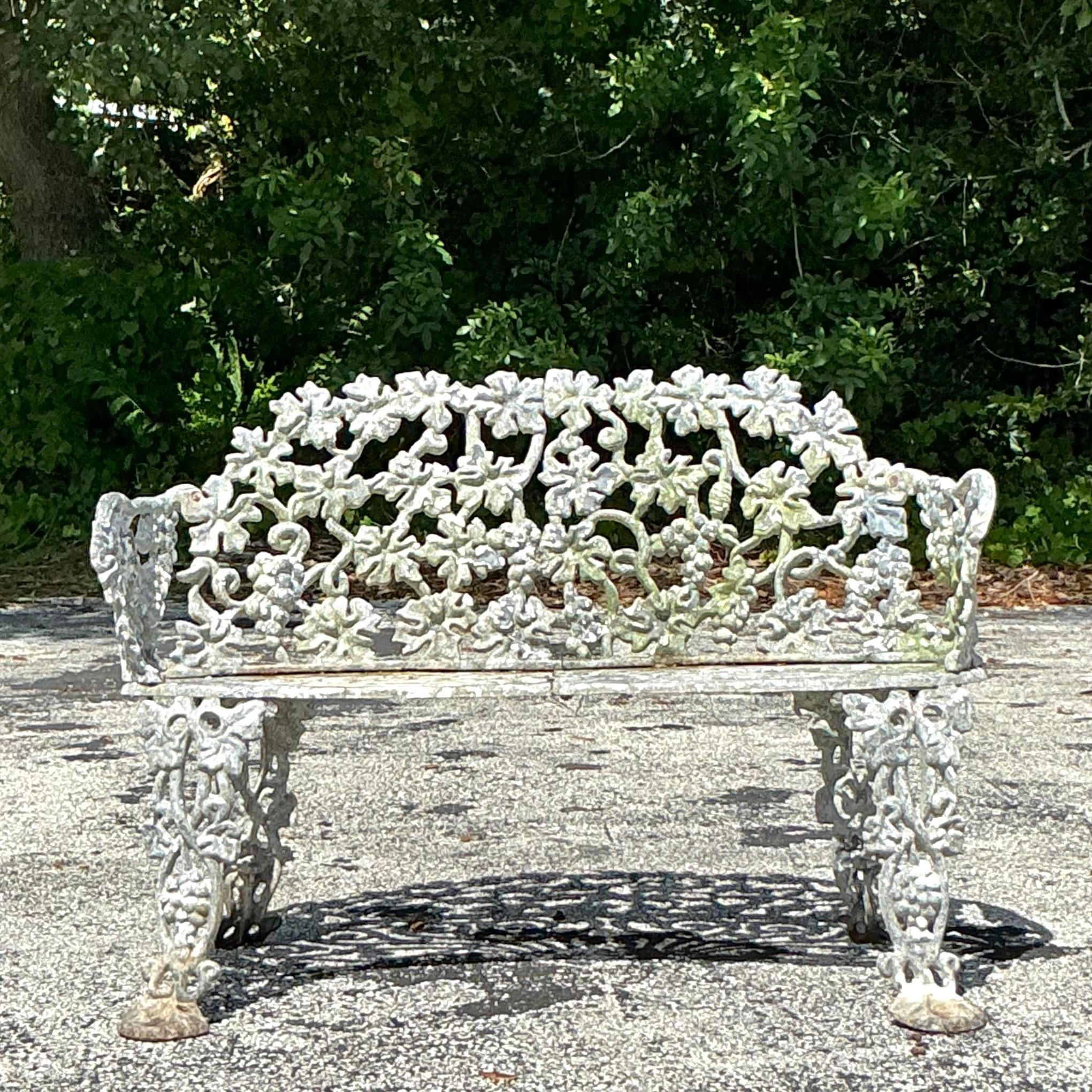 Fer forgé Banc vintage Regency en fer forgé à feuilles de raisin en vente