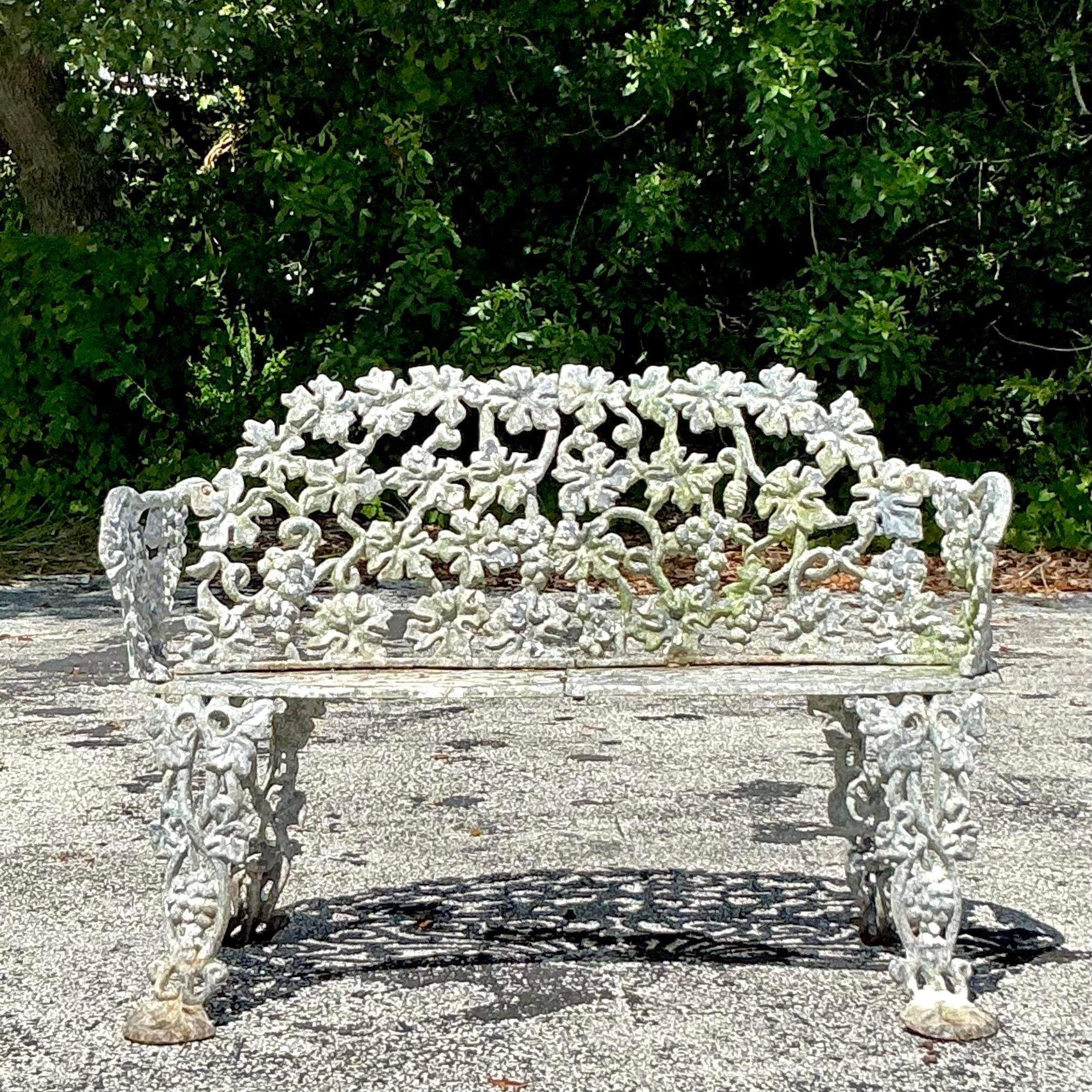 Banc vintage Regency en fer forgé à feuilles de raisin en vente 1