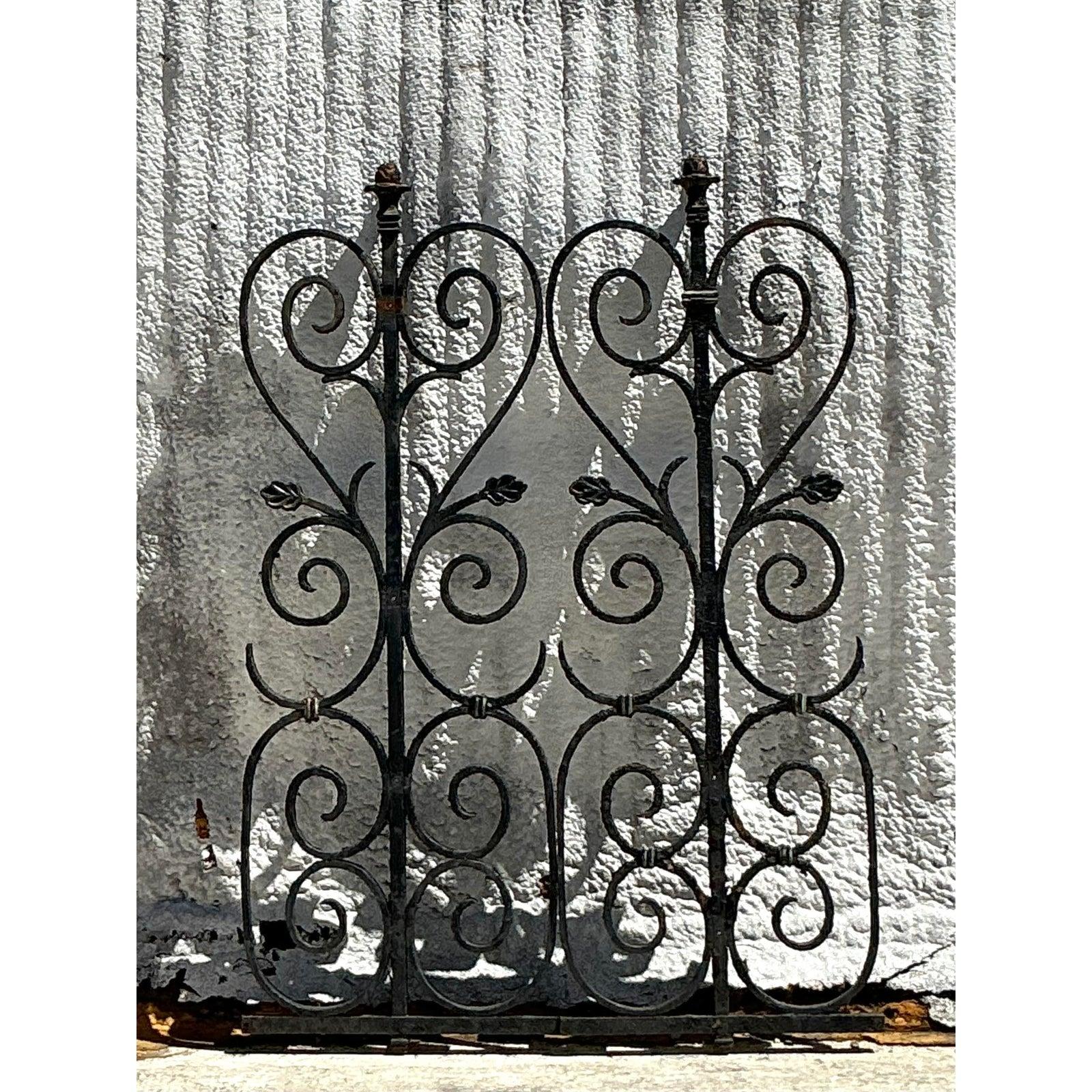 Grate in ferro battuto d'epoca Regency - Una coppia In condizioni buone in vendita a west palm beach, FL