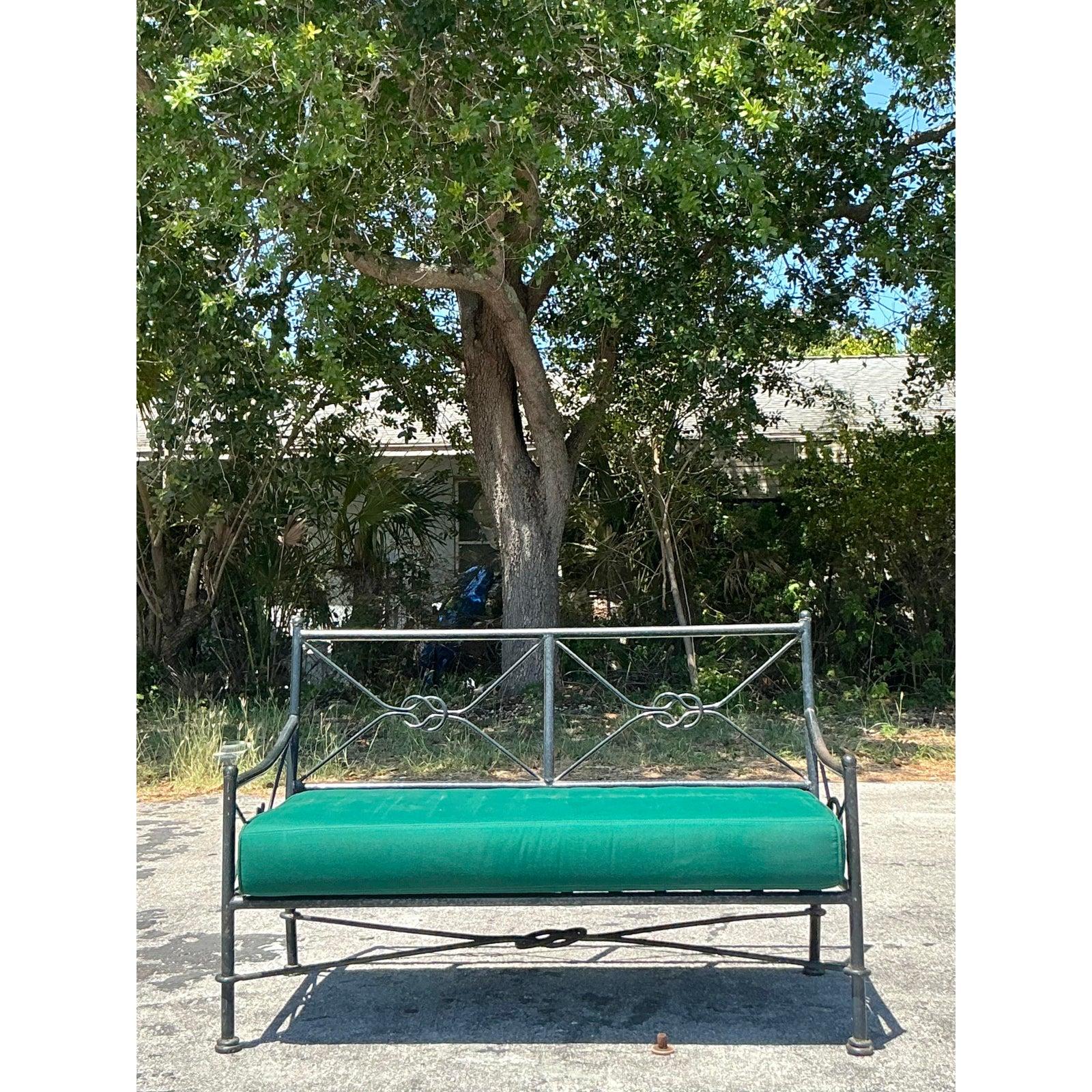 Loveseat Vintage Regency de hierro forjado con nudos de hierro en venta 3