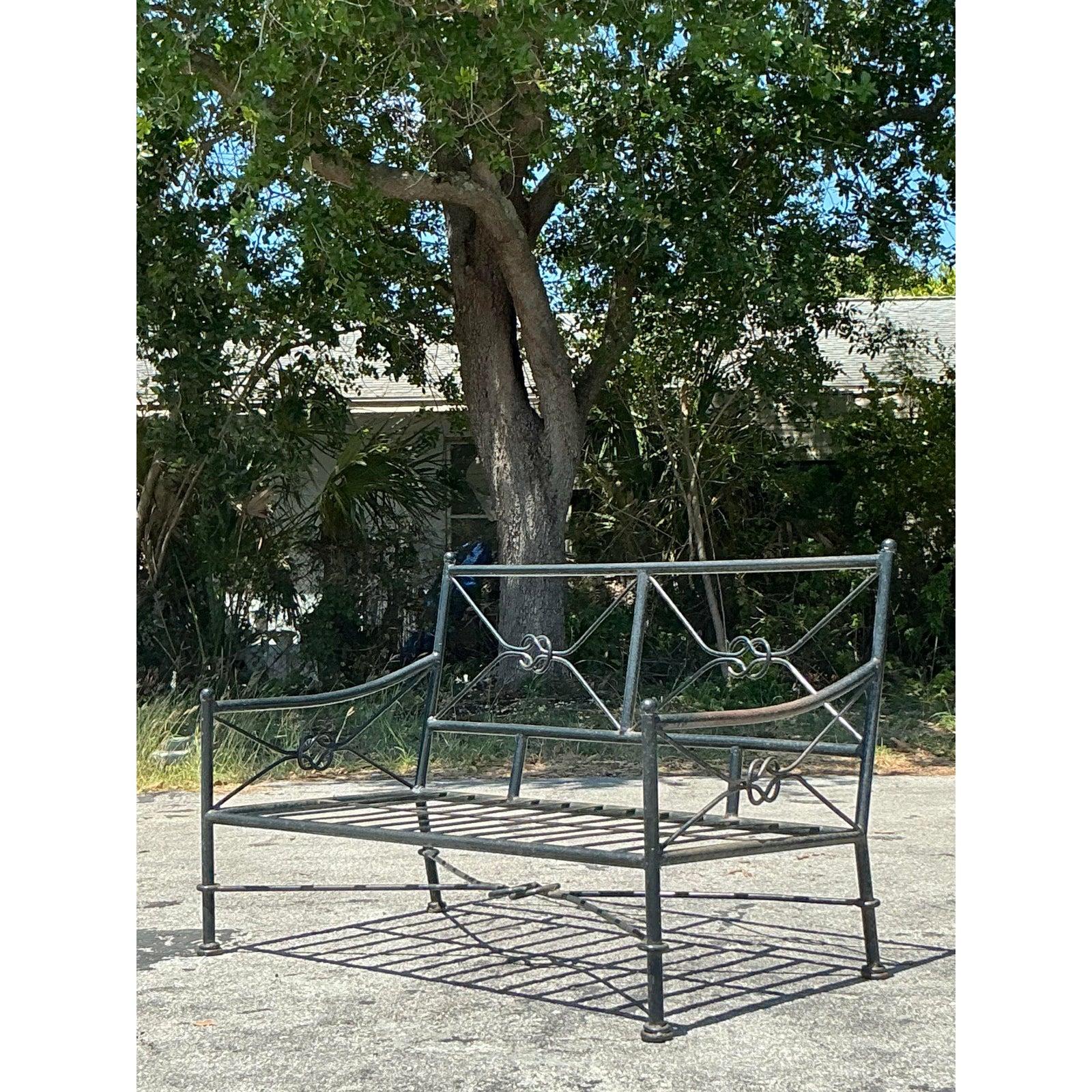 Añade un toque de romanticismo vintage y estilo clásico a cualquier espacio con este encantador Loveseat Vintage Regency de hierro forjado. Fabricado en resistente hierro forjado, este canapé presenta un elegante diseño realzado por los