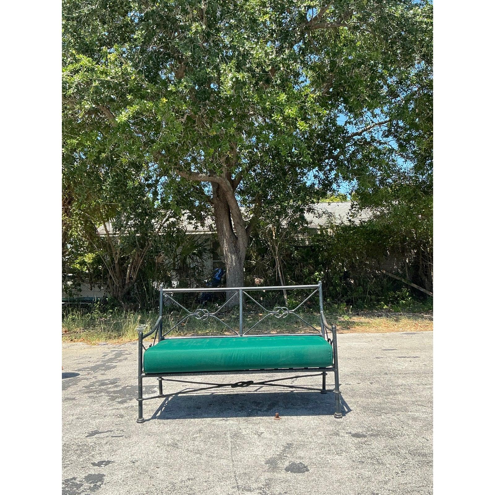Loveseat Vintage Regency de hierro forjado con nudos de hierro Regencia de Hollywood en venta